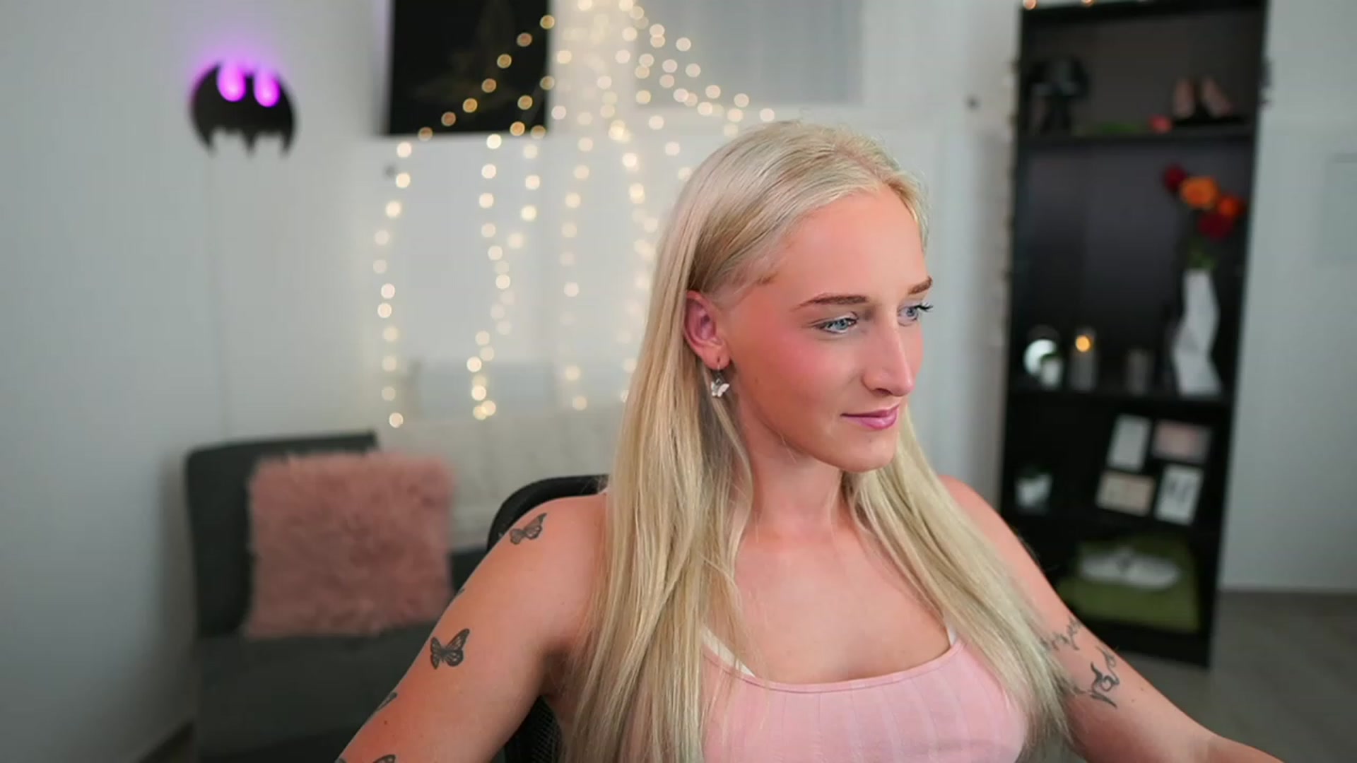 Gallery image thumbnail from NicoletteShea's myfreecams stream on, 06/11/2023, 13:51 image 13 of 20