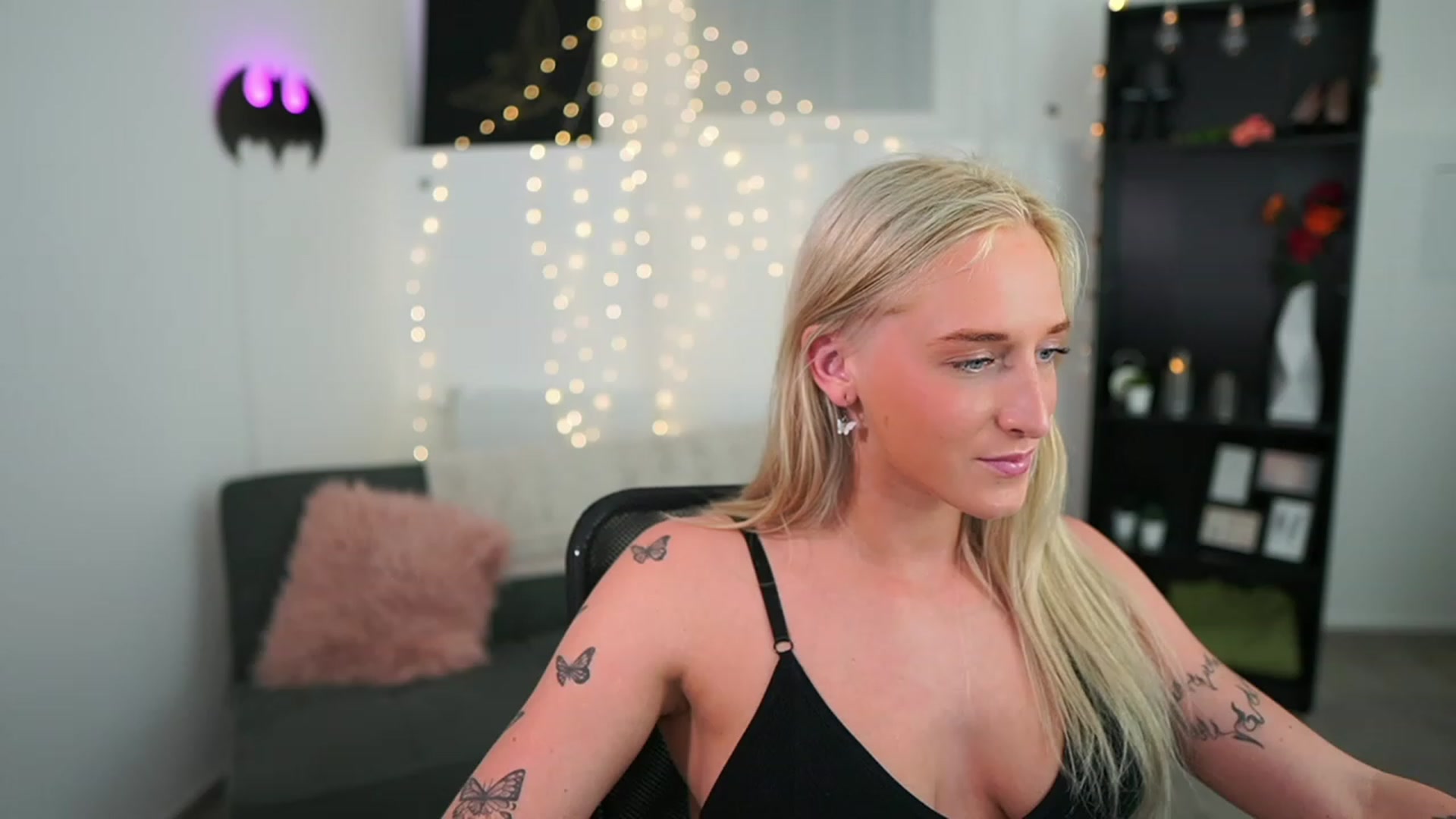 Gallery image thumbnail from NicoletteShea's myfreecams stream on, 06/18/2023, 19:19 image 12 of 20