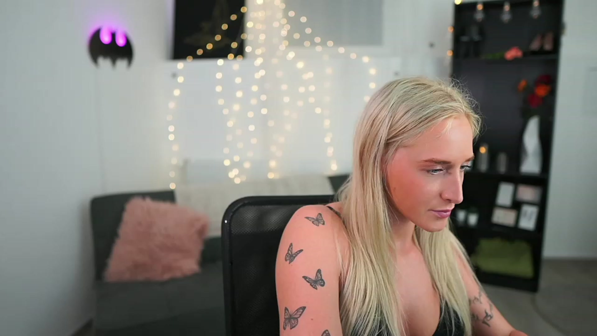 Gallery image thumbnail from NicoletteShea's myfreecams stream on, 06/18/2023, 19:19 image 14 of 20