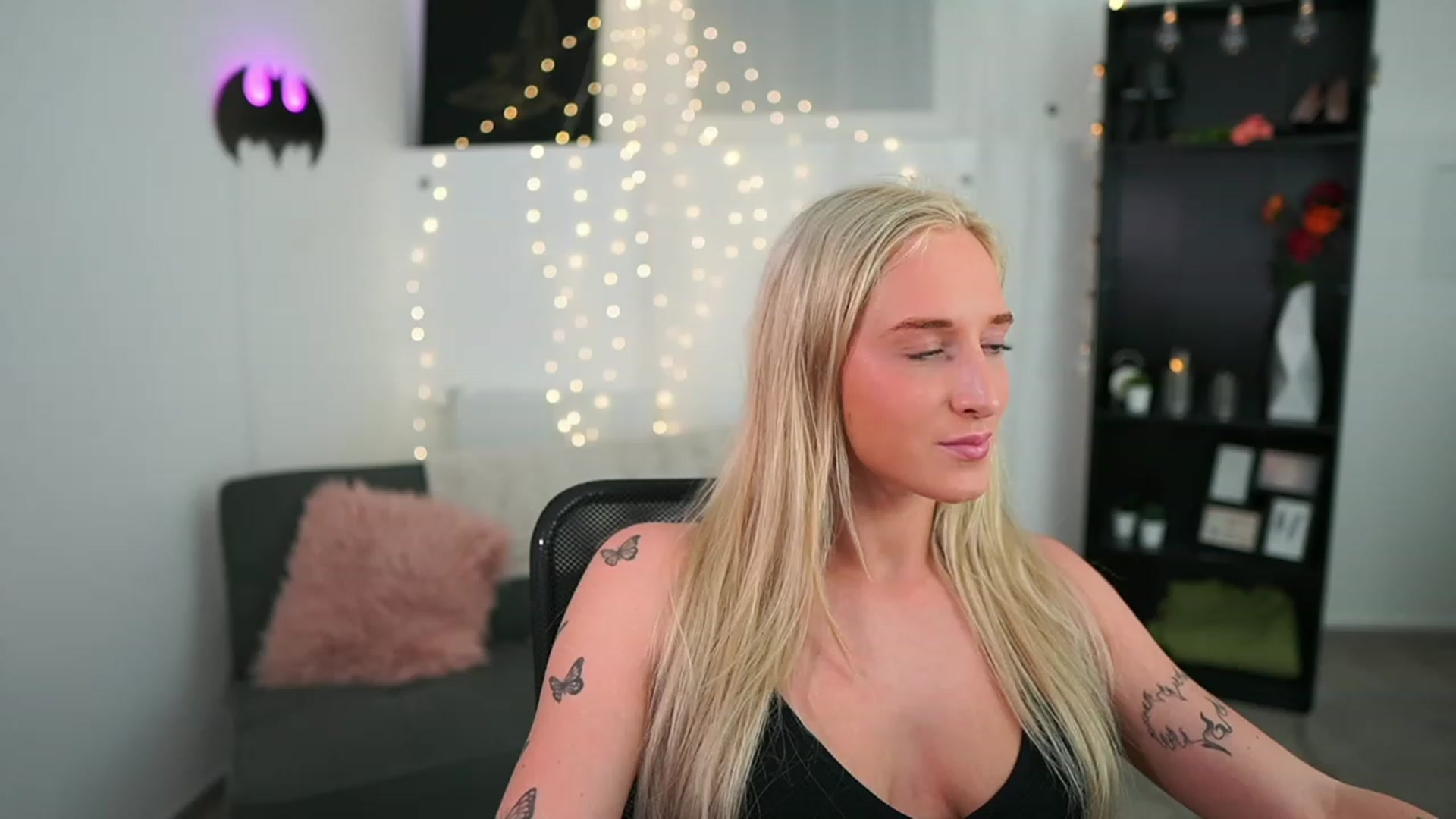 Gallery image thumbnail from NicoletteShea's myfreecams stream on, 06/18/2023, 19:19 image 16 of 20
