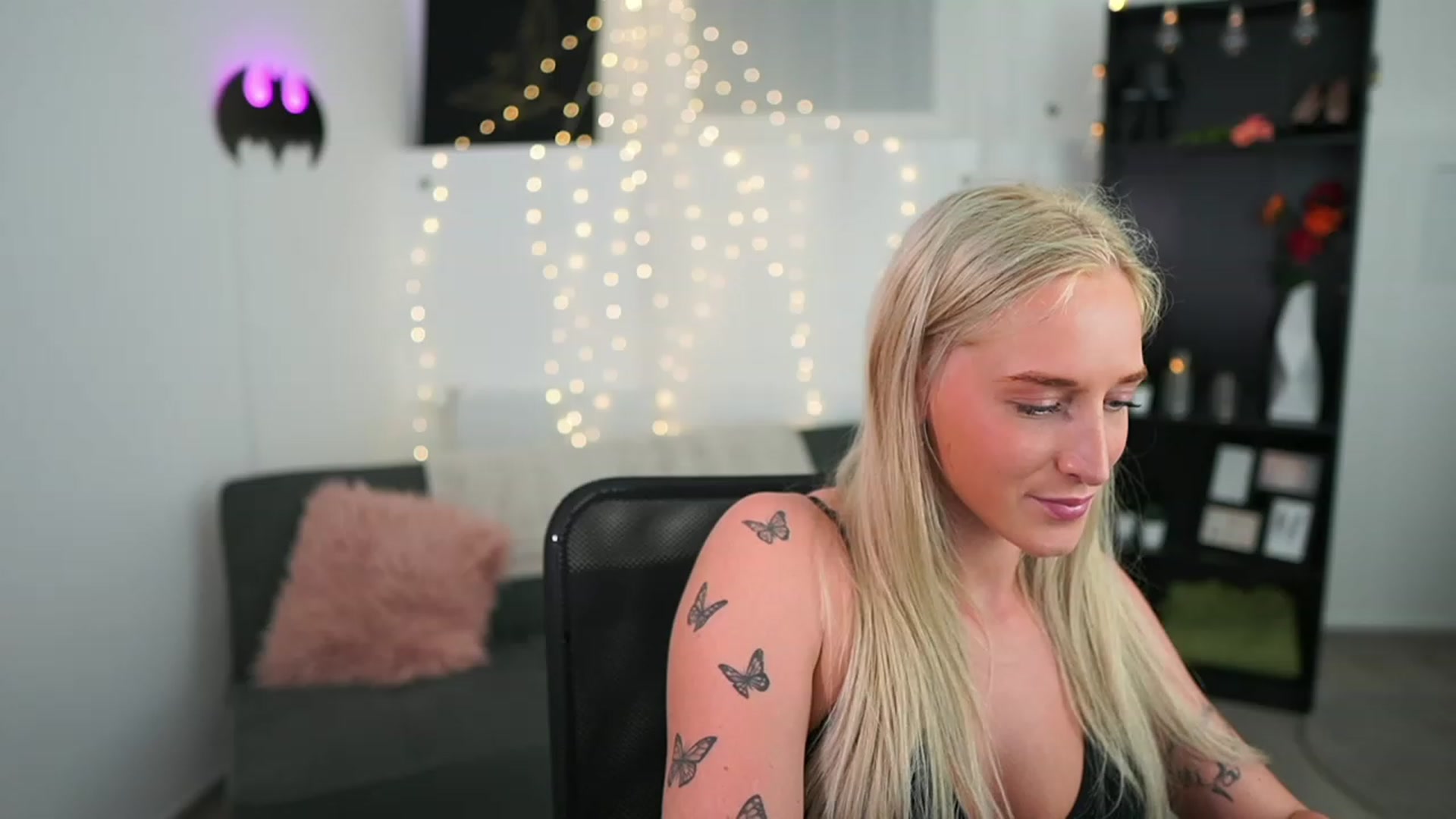 Gallery image thumbnail from NicoletteShea's myfreecams stream on, 06/18/2023, 19:19 image 15 of 20
