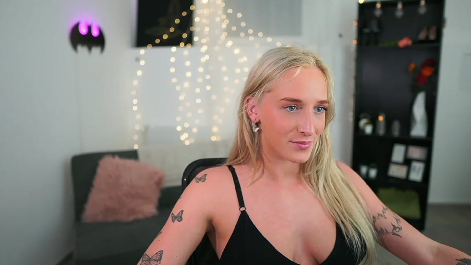 Gallery image thumbnail from NicoletteShea's myfreecams stream on, 06/18/2023, 19:19 image 11 of 20