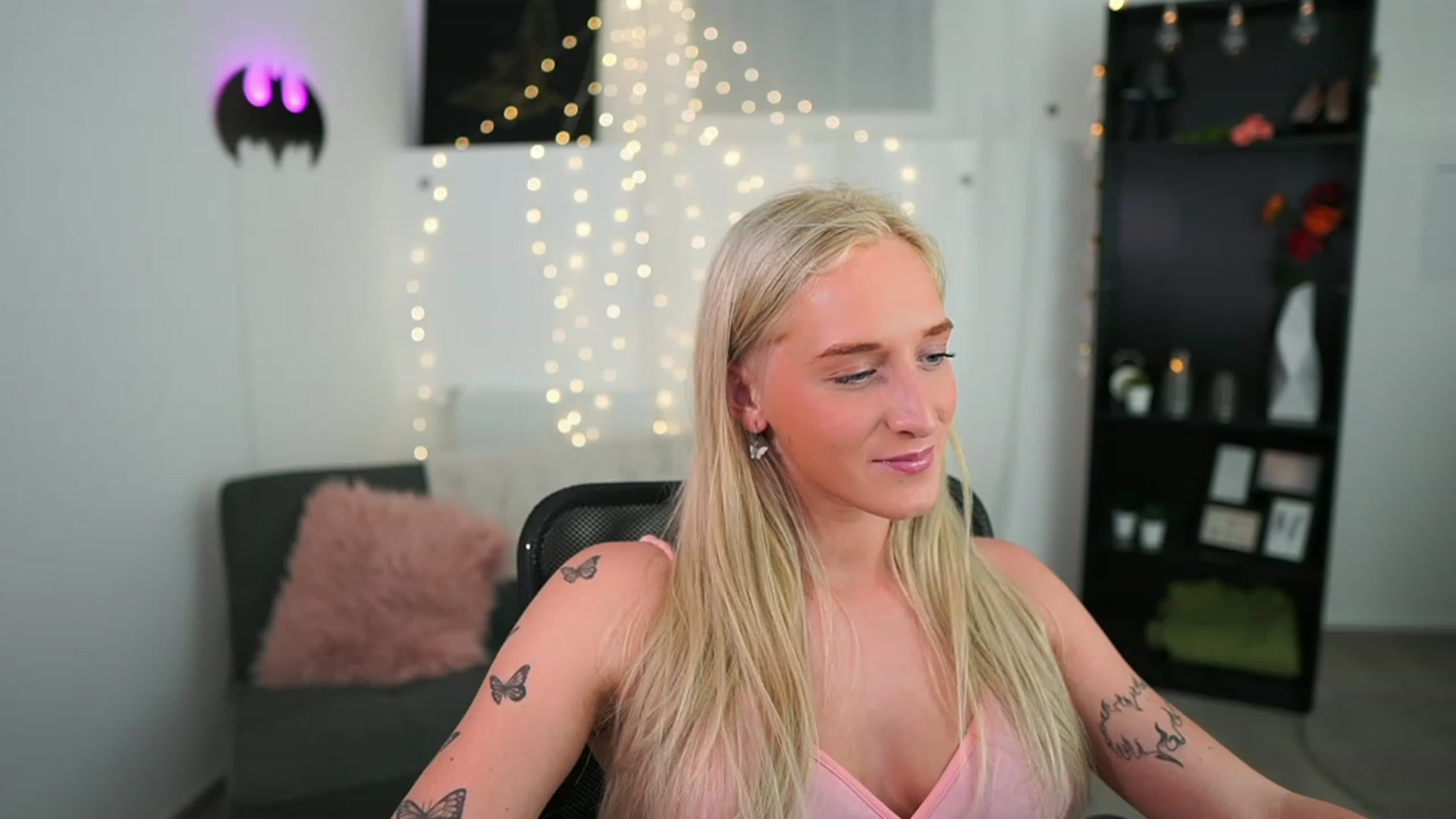 Gallery image thumbnail from NicoletteShea's myfreecams stream on, 06/18/2023, 19:19 image 5 of 20
