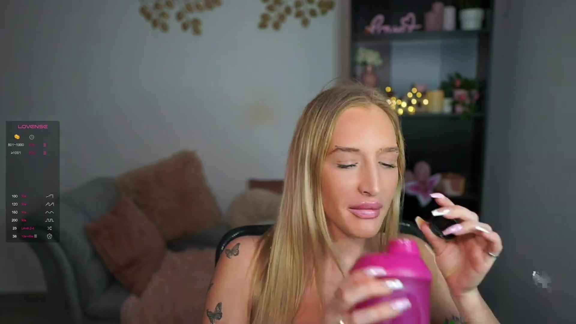 Gallery image thumbnail from NicoletteShea's myfreecams stream on, 03/27/2024, 15:20 image 7 of 20