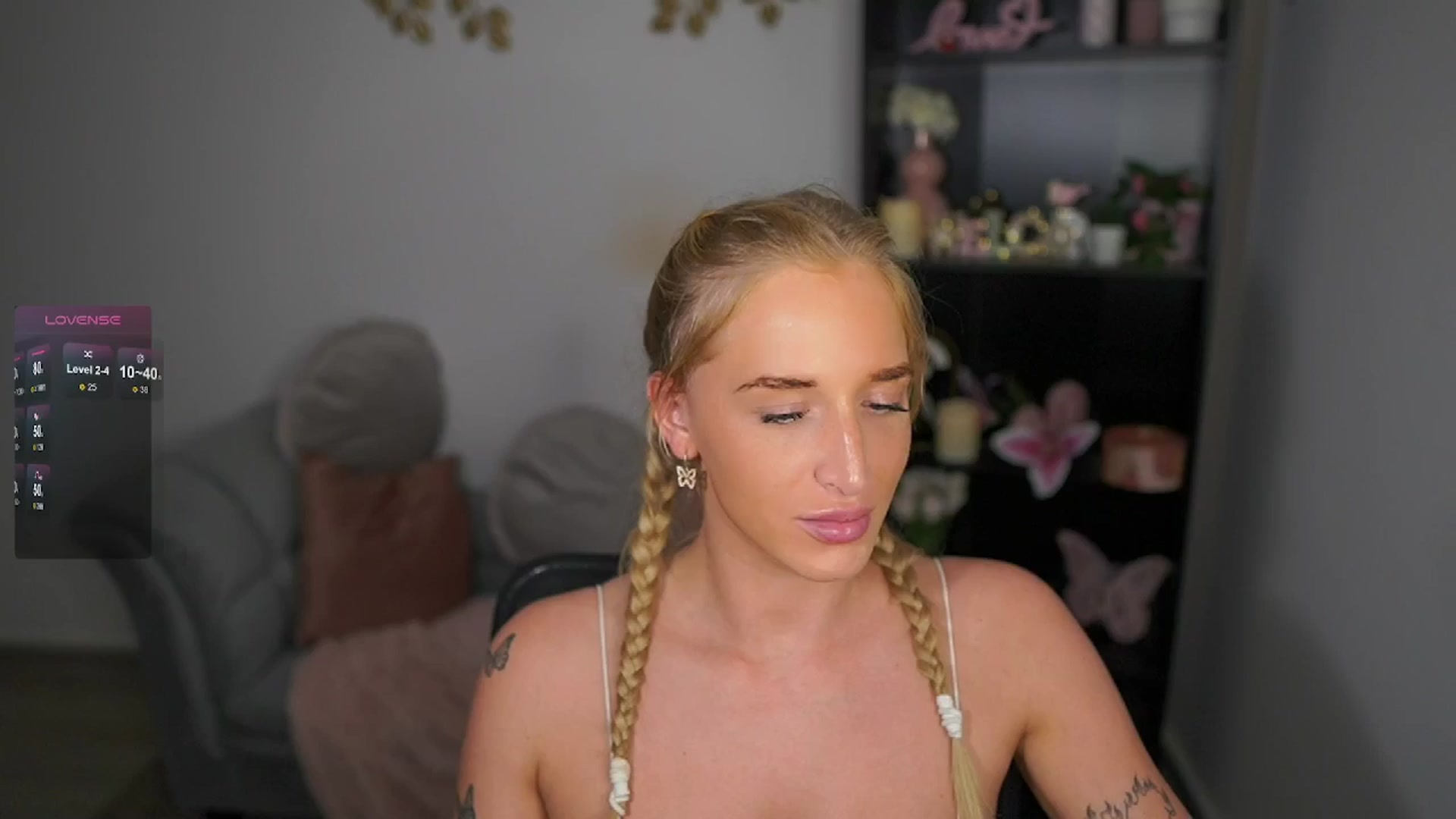 Gallery image thumbnail from NicoletteShea's myfreecams stream on, 05/05/2024, 20:19 image 15 of 20