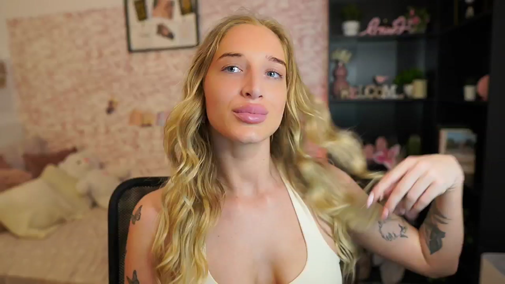 Gallery image thumbnail from NicoletteShea's myfreecams stream on, 05/30/2025, 08:15 image 11 of 20
