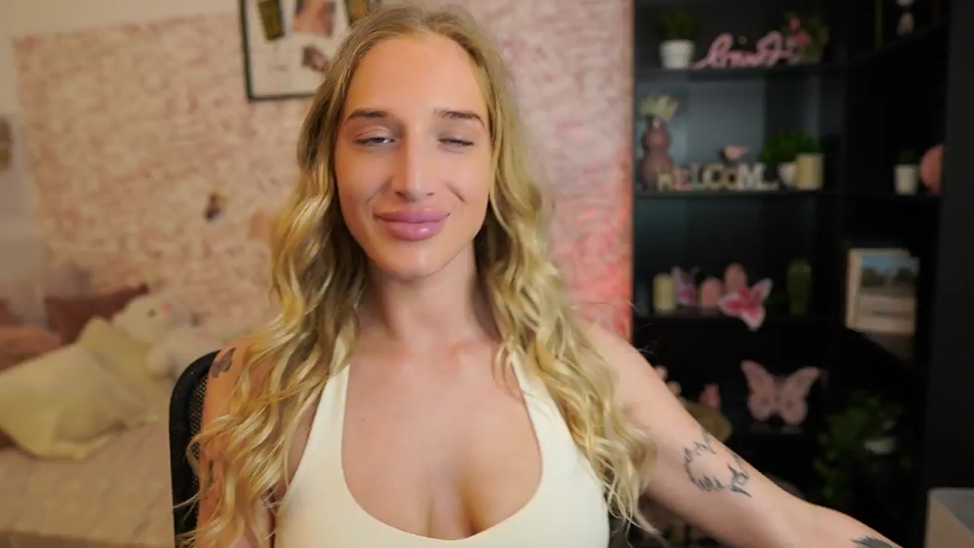 Gallery image thumbnail from NicoletteShea's myfreecams stream on, 05/30/2025, 08:15 image 5 of 20