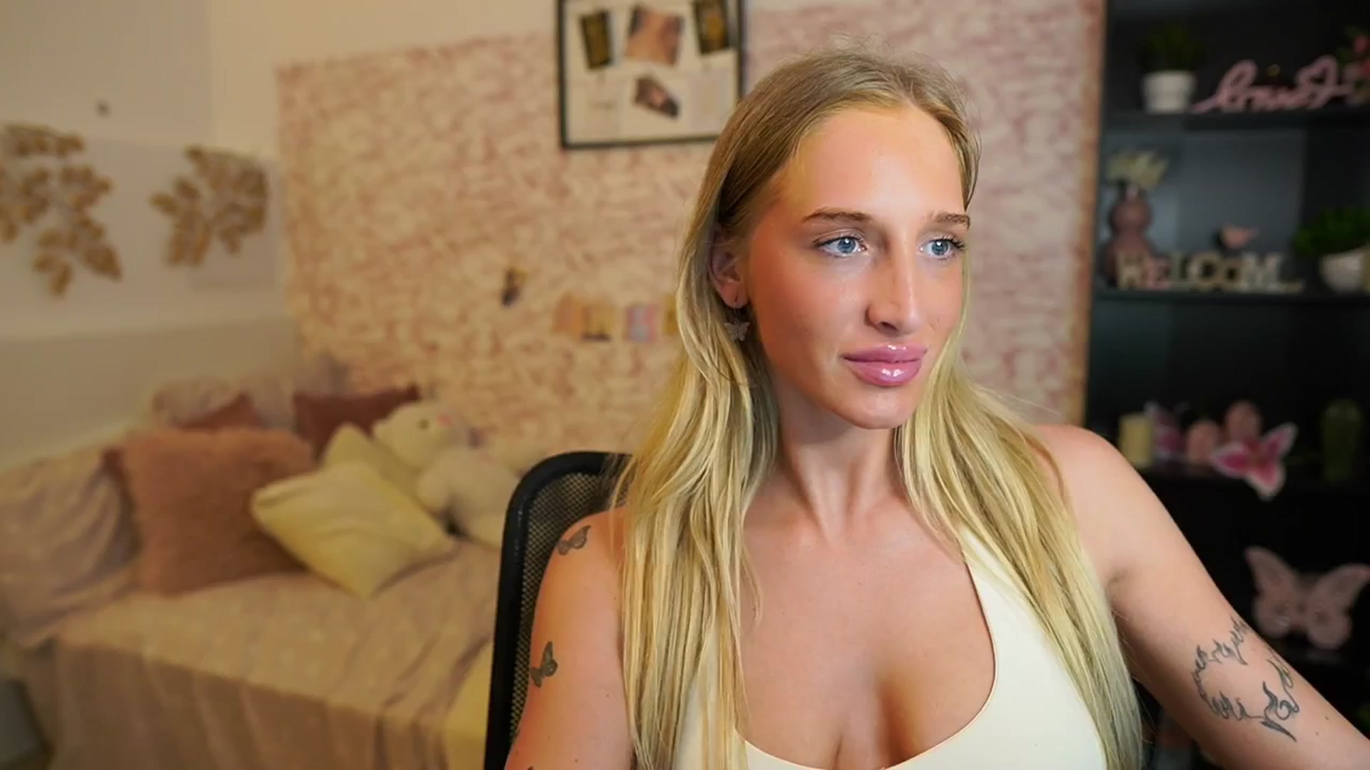 Gallery image thumbnail from NicoletteShea's myfreecams stream on, 06/19/2025, 12:12 image 6 of 20
