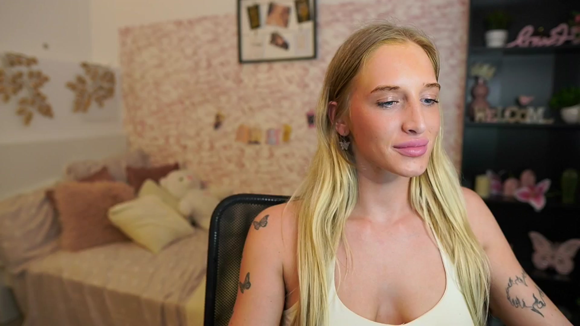 Gallery image thumbnail from NicoletteShea's myfreecams stream on, 06/19/2025, 17:32 image 19 of 20