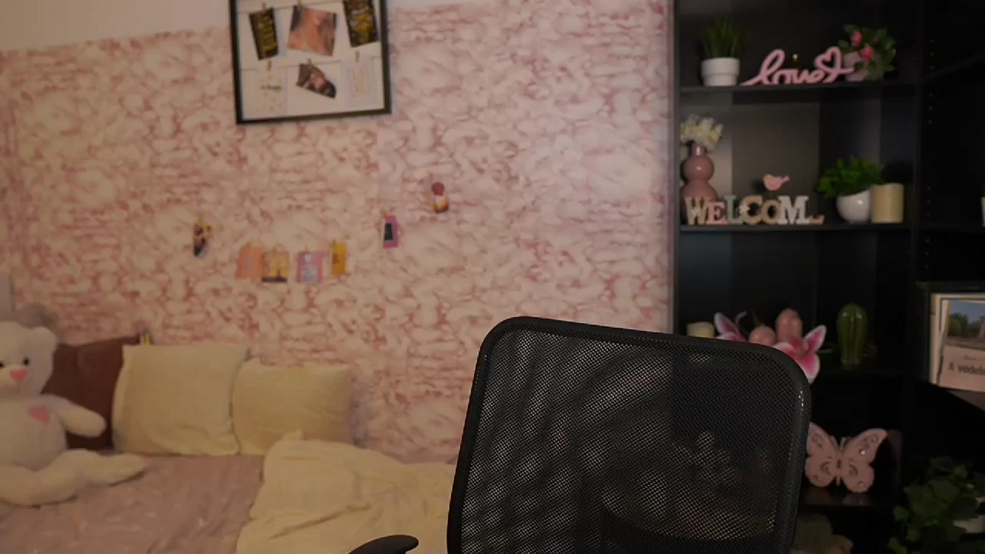 Gallery image thumbnail from NicoletteShea's myfreecams stream on, 07/03/2025, 14:59 image 9 of 20