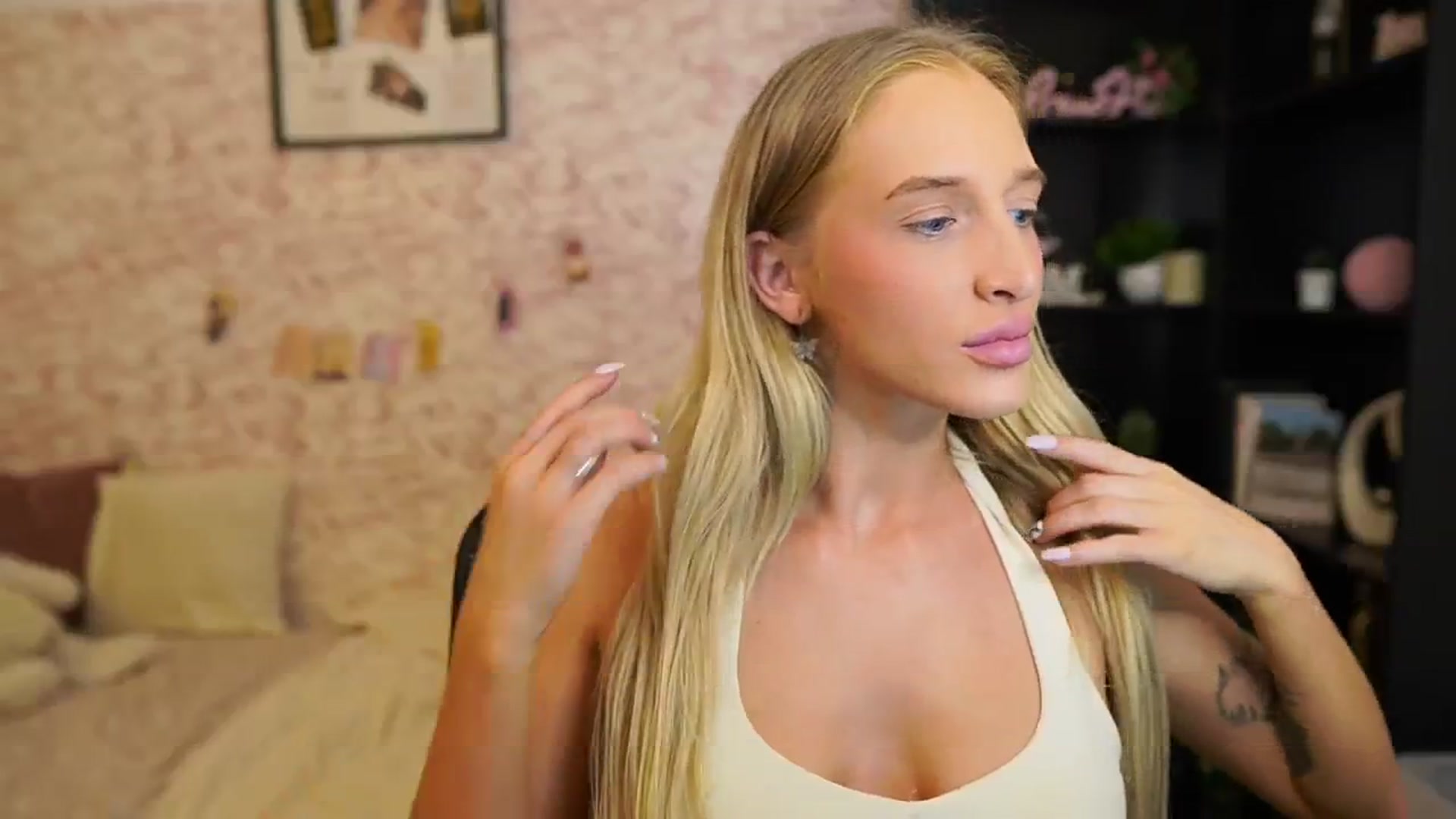 Gallery image thumbnail from NicoletteShea's myfreecams stream on, 07/07/2025, 14:33 image 16 of 20