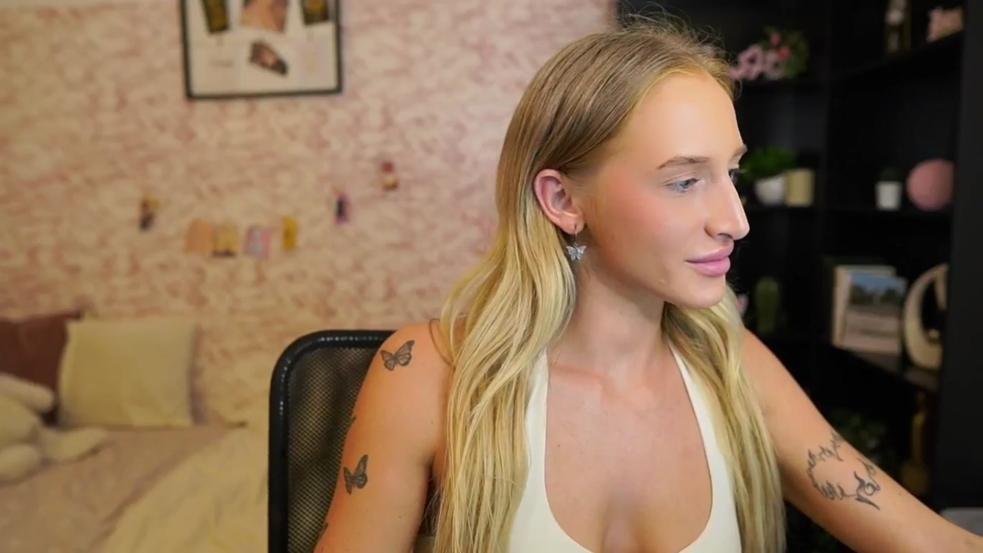 Gallery image thumbnail from NicoletteShea's myfreecams stream on, 07/07/2025, 14:33 image 13 of 20