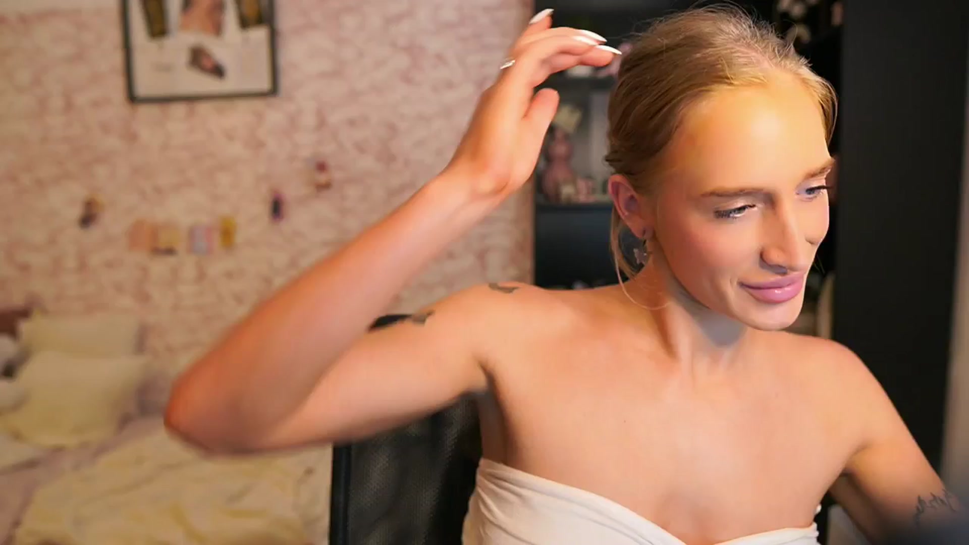 Gallery image thumbnail from NicoletteShea's myfreecams stream on, 07/31/2025, 17:53 image 4 of 20