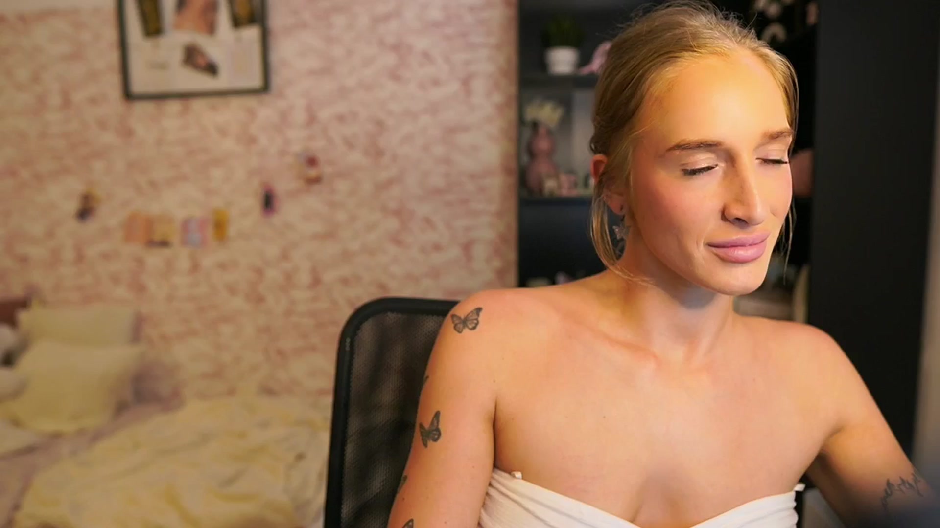 Gallery image thumbnail from NicoletteShea's myfreecams stream on, 07/31/2025, 17:53 image 6 of 20