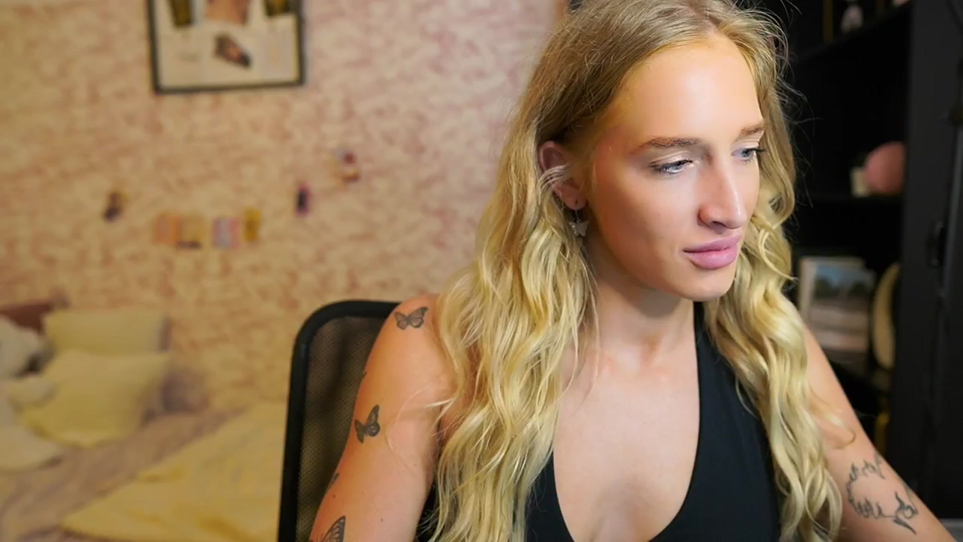 Gallery image thumbnail from NicoletteShea's myfreecams stream on, 08/04/2025, 09:42 image 19 of 20