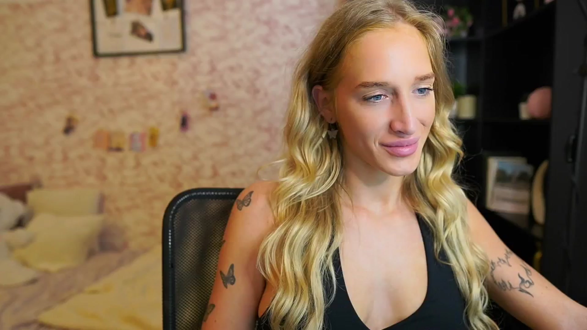 Gallery image thumbnail from NicoletteShea's myfreecams stream on, 08/04/2025, 09:42 image 11 of 20