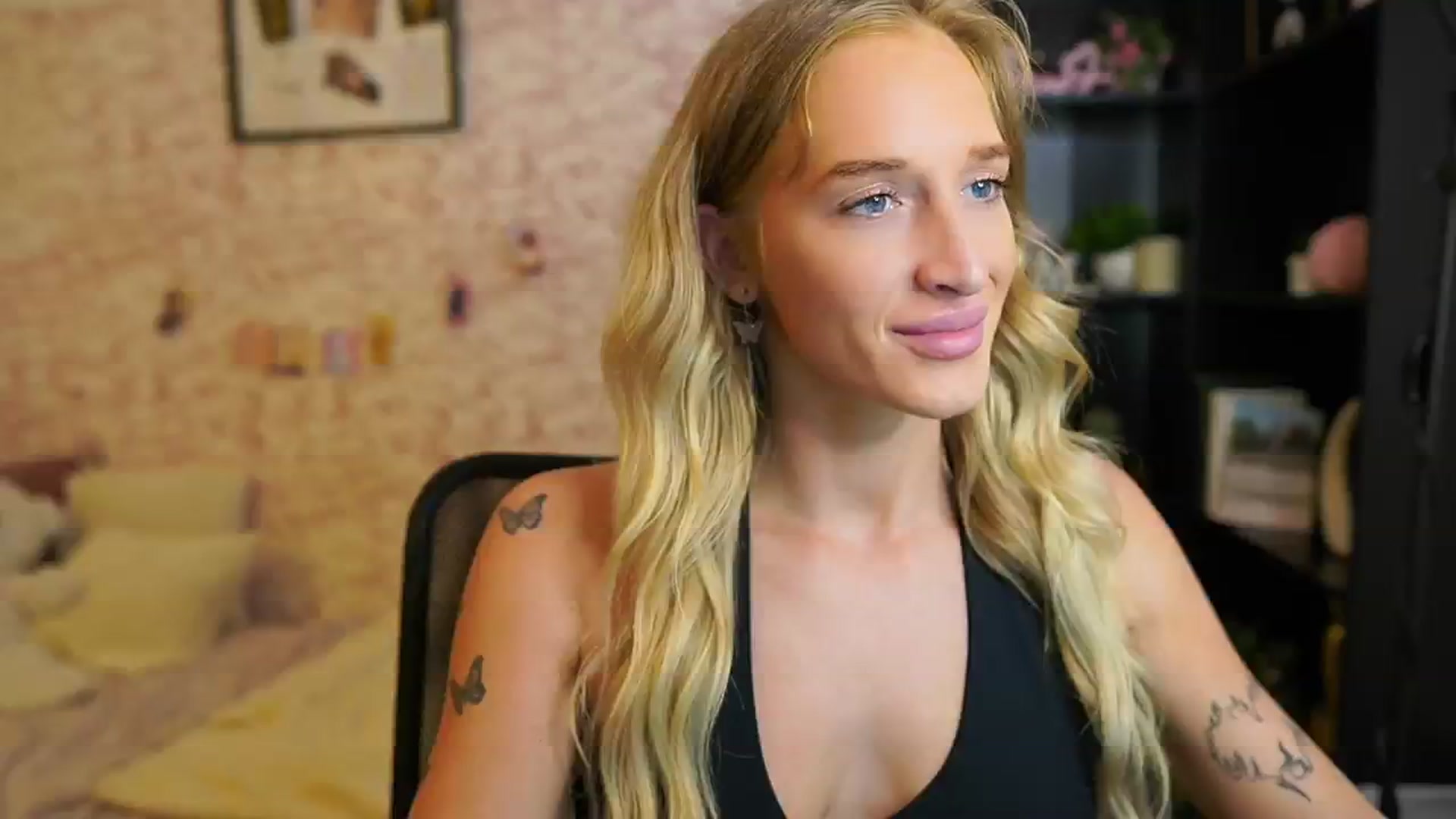 Gallery image thumbnail from NicoletteShea's myfreecams stream on, 08/04/2025, 09:42 image 16 of 20