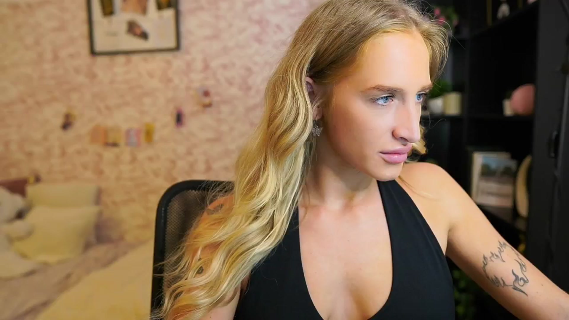 Gallery image thumbnail from NicoletteShea's myfreecams stream on, 08/04/2025, 09:42 image 10 of 20