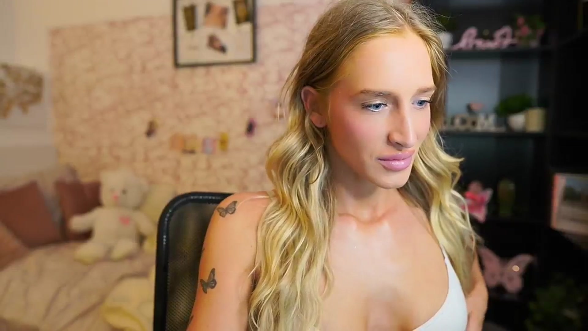 Gallery image thumbnail from NicoletteShea's myfreecams stream on, 08/13/2025, 14:34 image 10 of 20