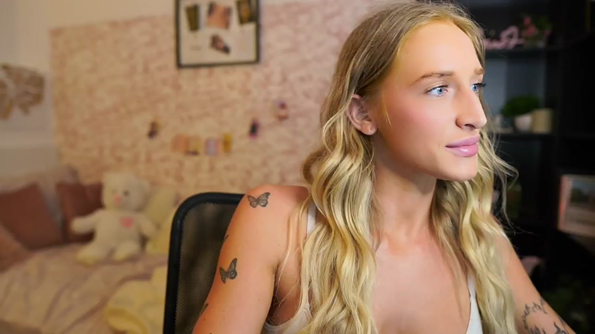 Gallery image thumbnail from NicoletteShea's myfreecams stream on, 08/13/2025, 18:04 image 14 of 20
