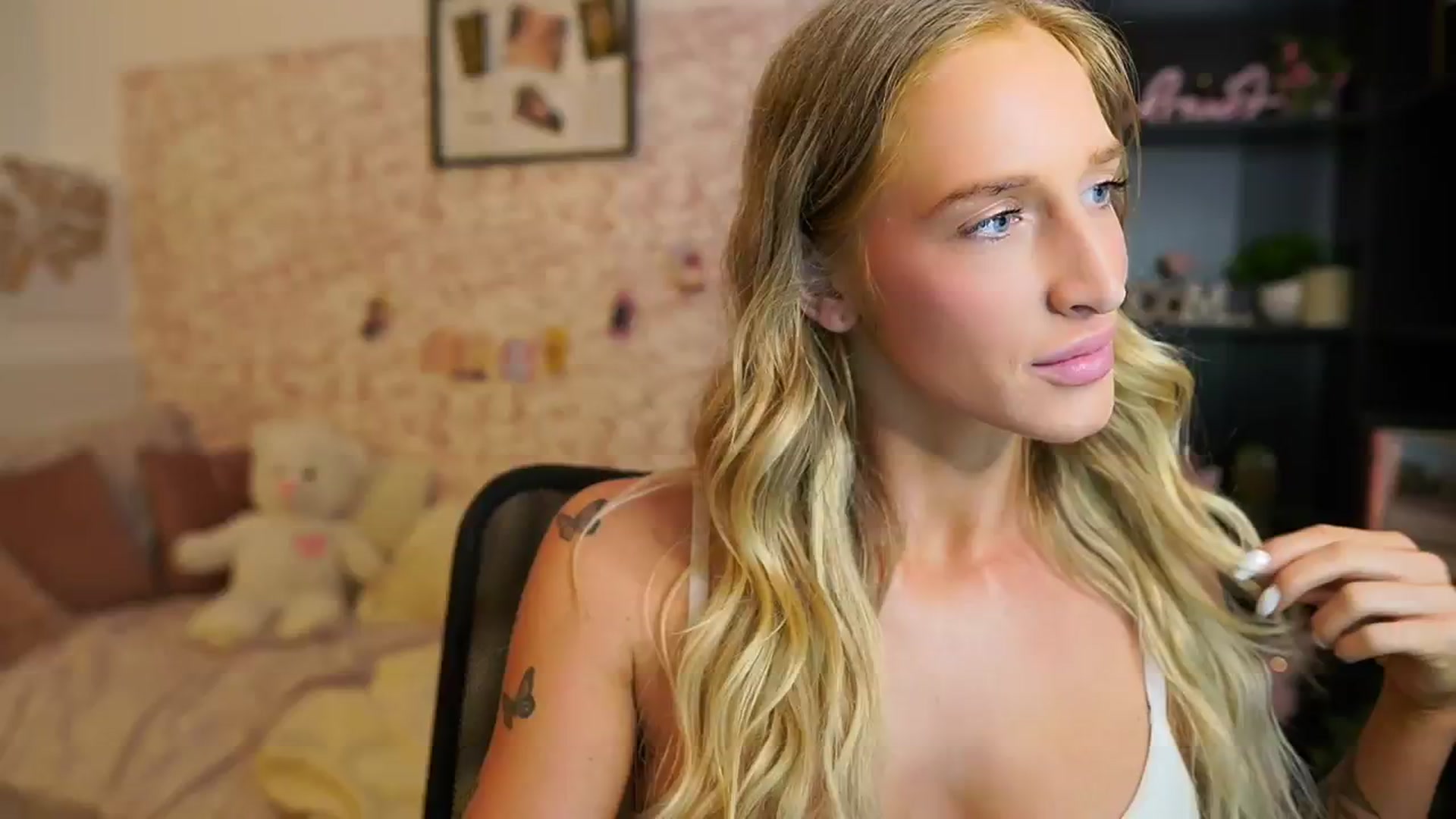 Gallery image thumbnail from NicoletteShea's myfreecams stream on, 08/13/2025, 18:04 image 15 of 20