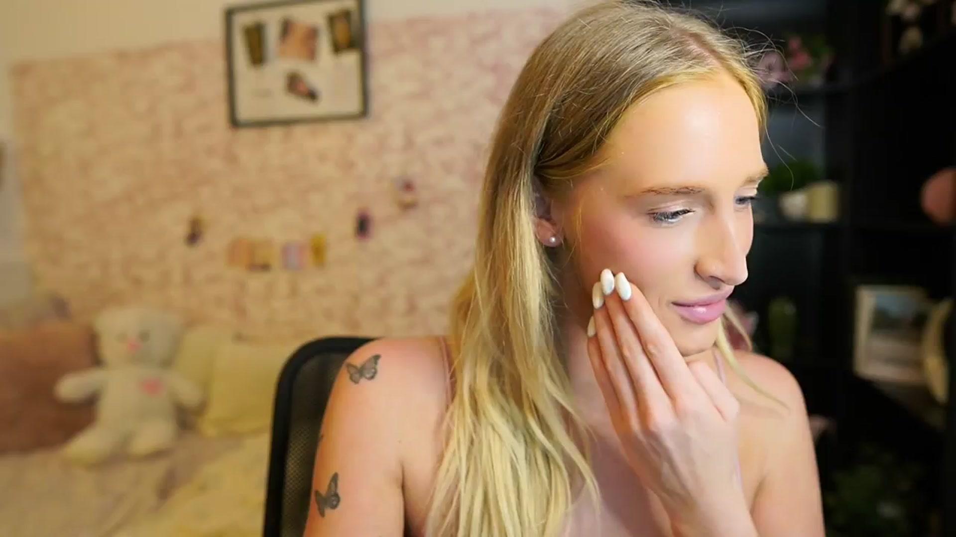 Gallery image thumbnail from NicoletteShea's myfreecams stream on, 08/19/2025, 18:07 image 15 of 20