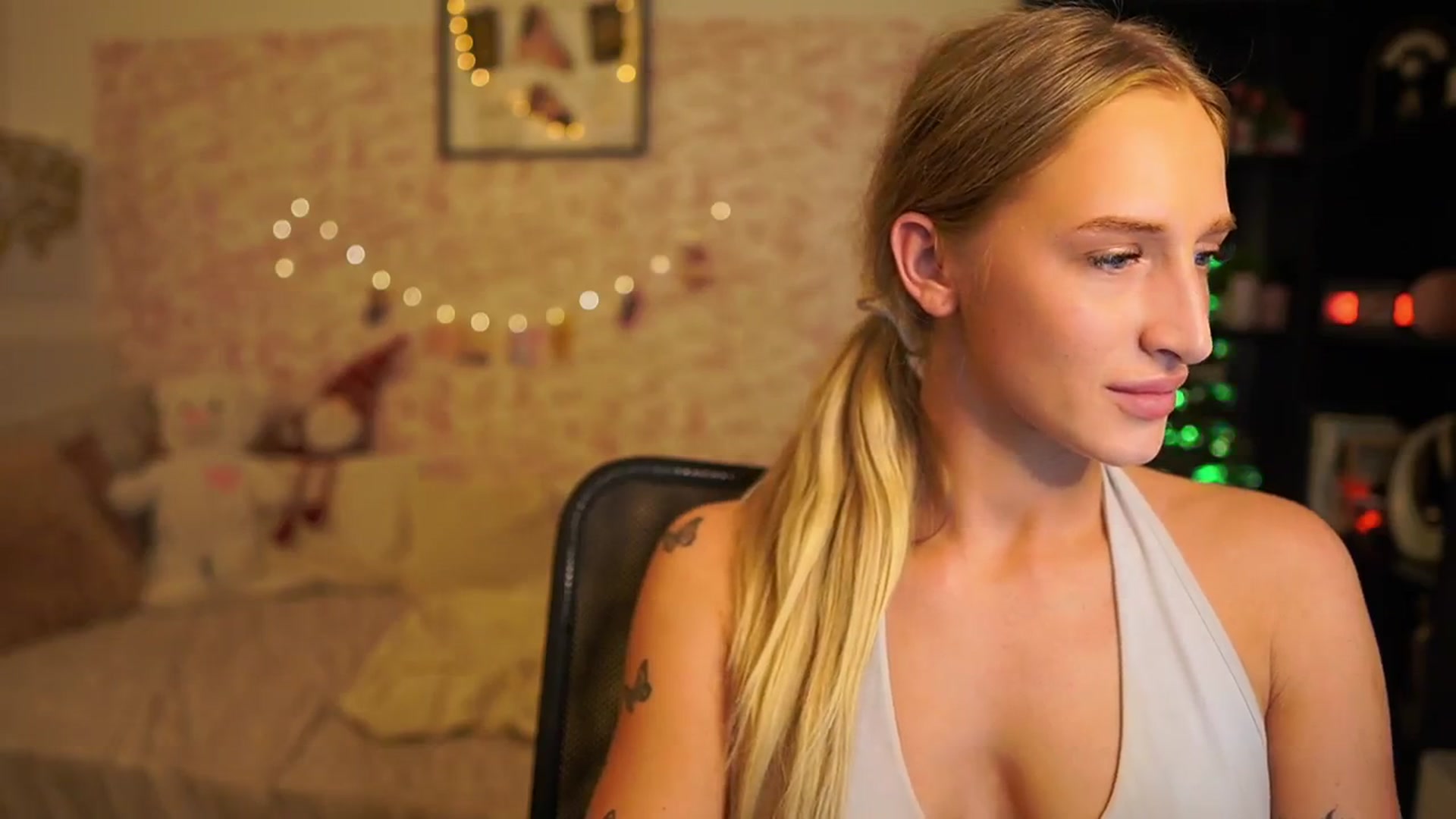 Gallery image thumbnail from NicoletteShea's myfreecams stream on, 12/03/2025, 14:00 image 4 of 20