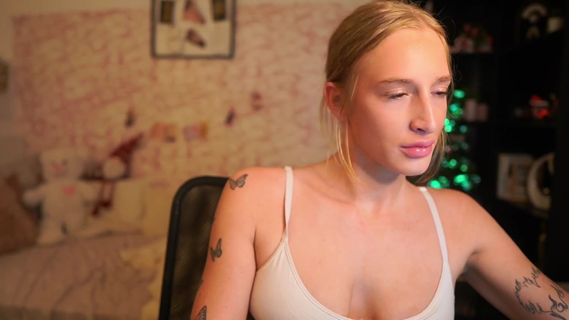 Gallery image thumbnail from NicoletteShea's myfreecams stream on, 12/12/2025, 12:19 image 15 of 20