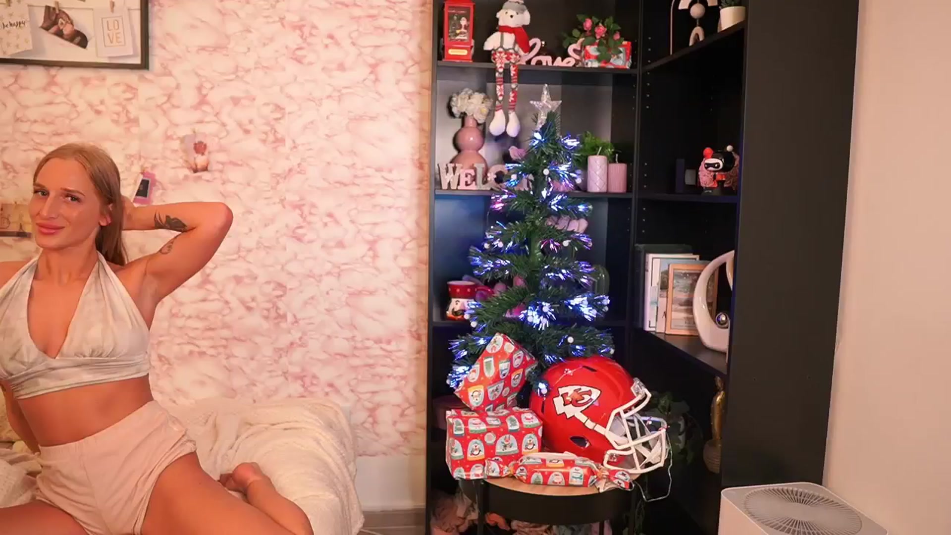 Gallery image thumbnail from NicoletteShea's myfreecams stream on, 12/22/2025, 17:00 image 9 of 20