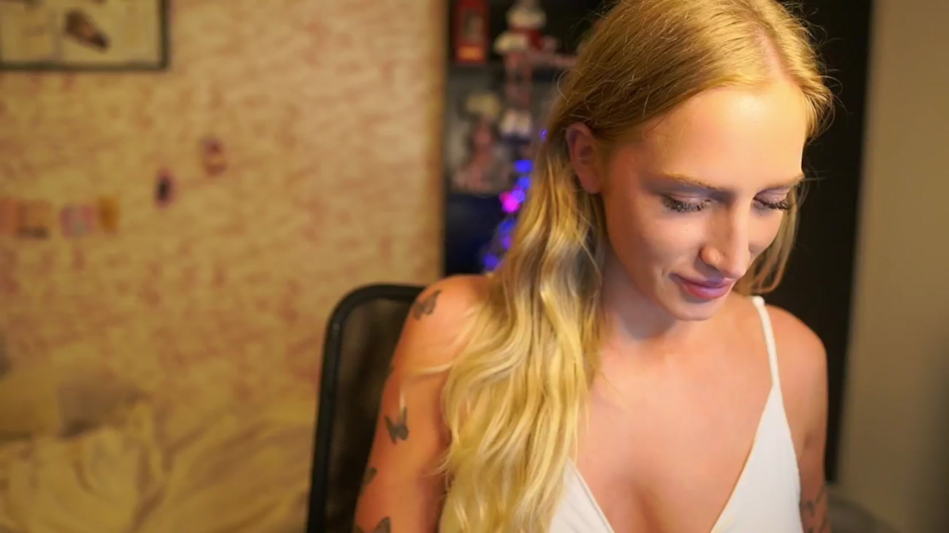 Gallery image thumbnail from NicoletteShea's myfreecams stream on, 12/23/2025, 16:18 image 12 of 20