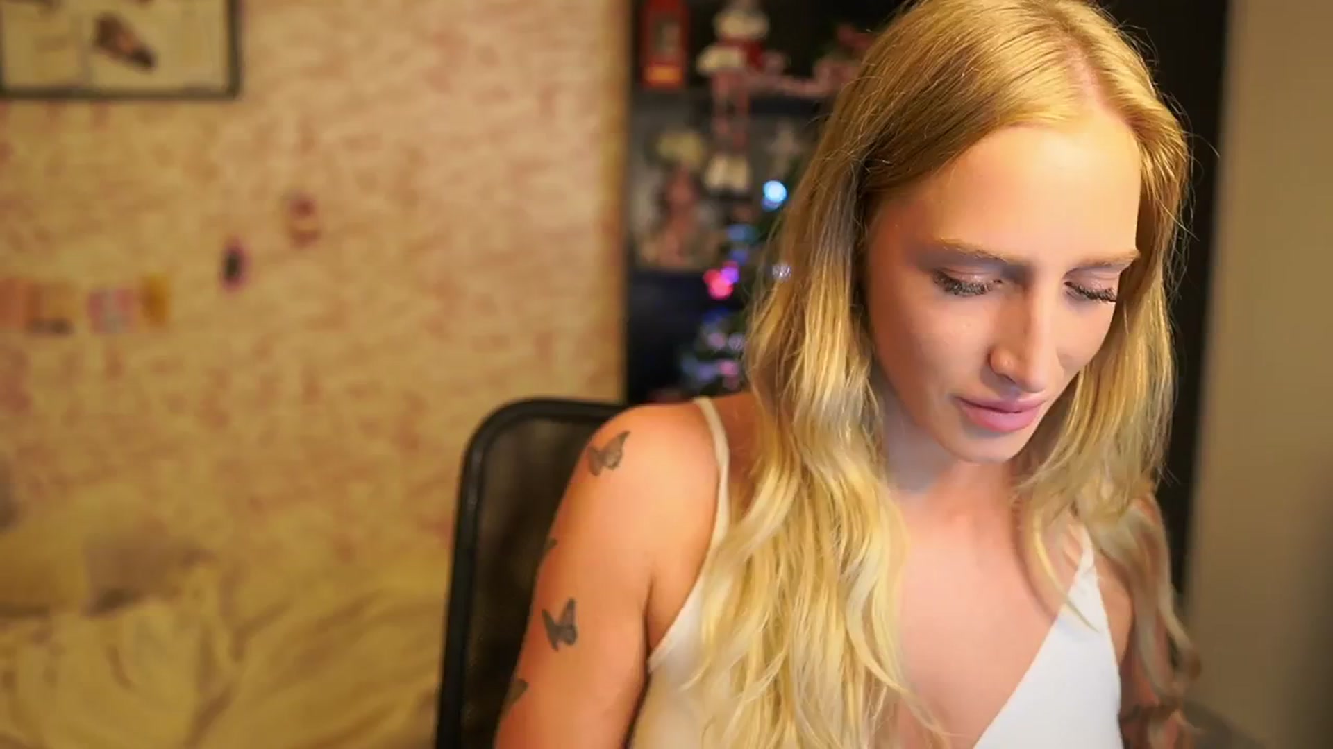 Gallery image thumbnail from NicoletteShea's myfreecams stream on, 12/23/2025, 18:50 image 3 of 20