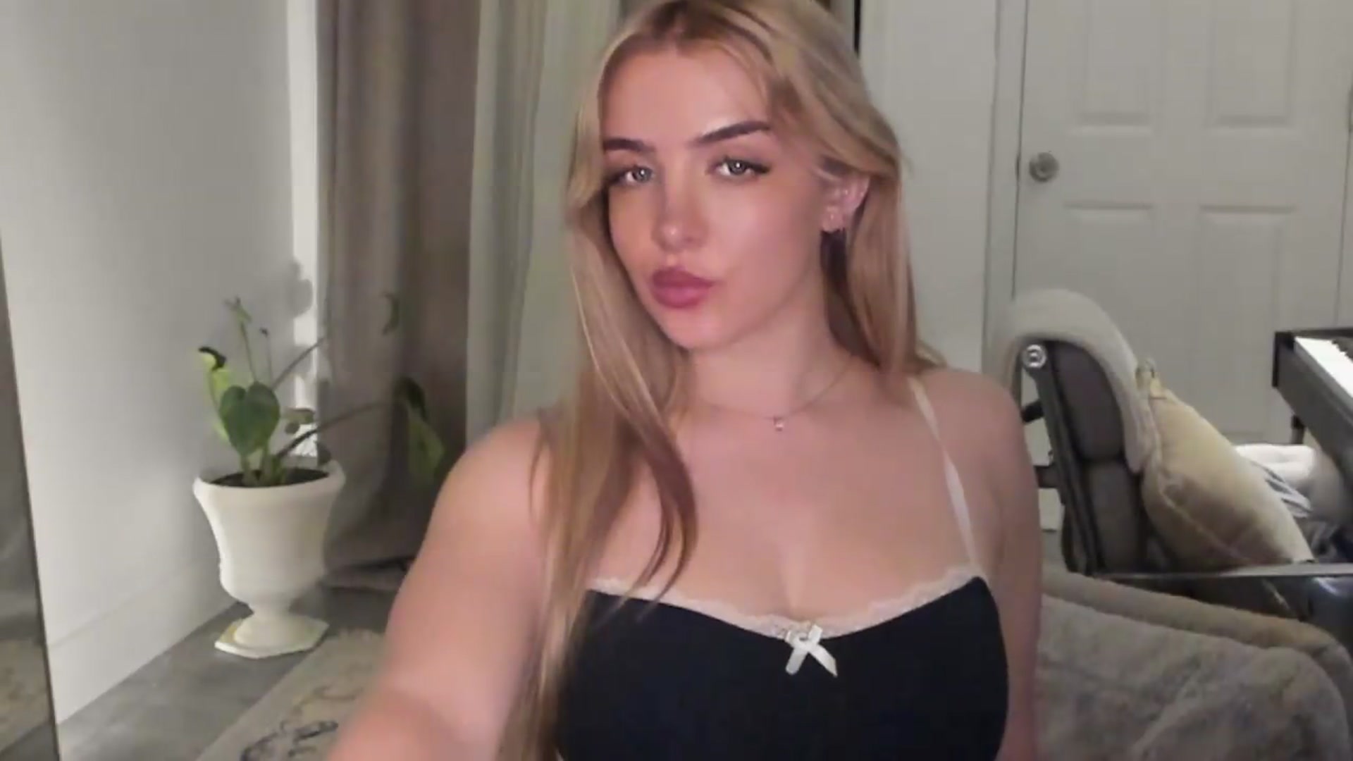 Gallery image thumbnail from NightSky's myfreecams stream on, 09/04/2026, 06:15 image 19 of 20