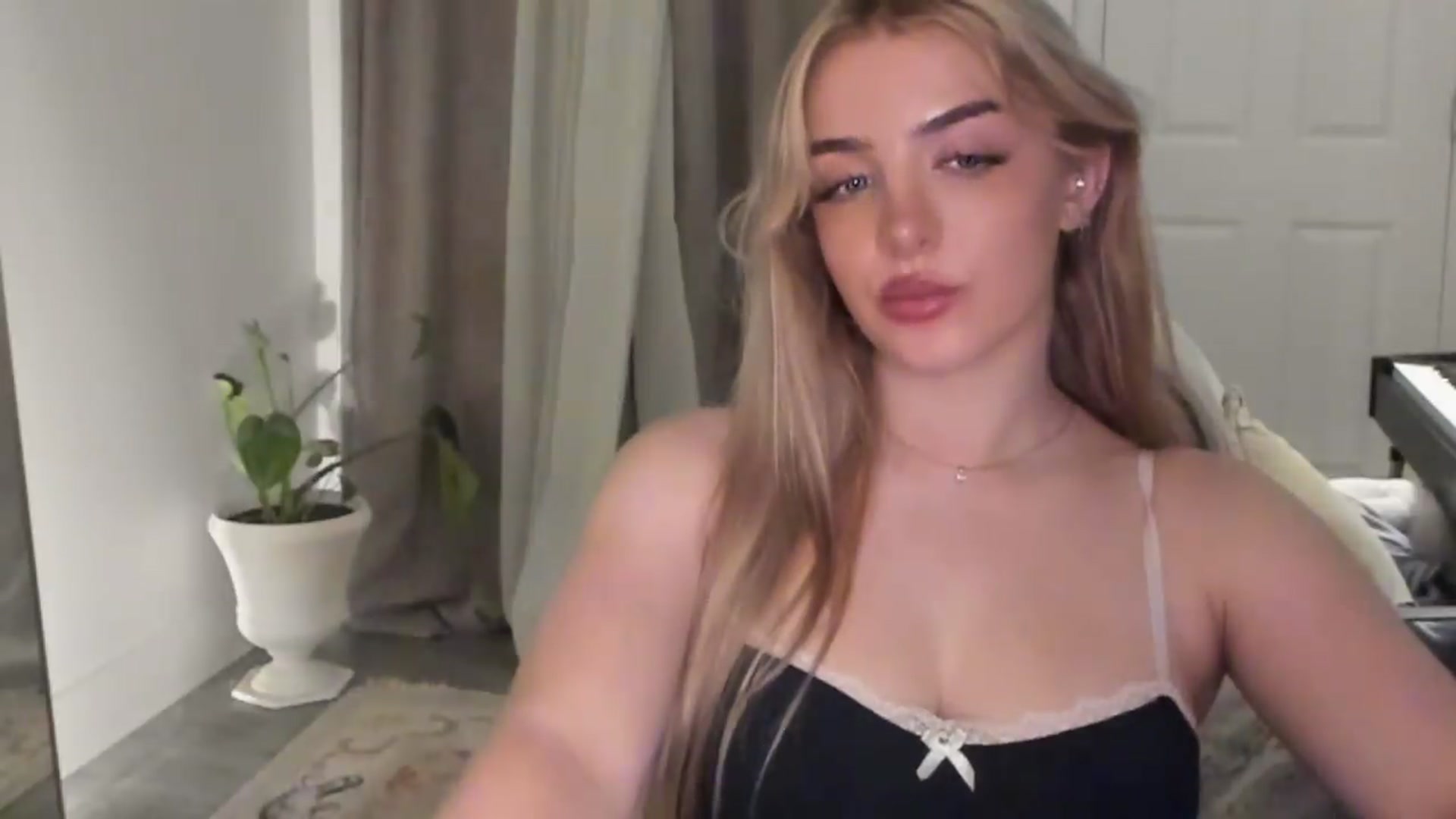 Gallery image thumbnail from NightSky's myfreecams stream on, 09/04/2026, 06:15 image 18 of 20