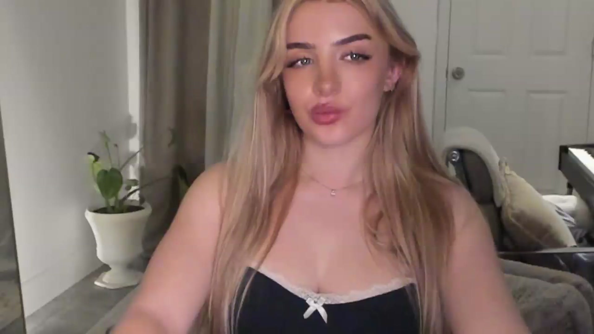 Gallery image thumbnail from NightSky's myfreecams stream on, 09/04/2026, 06:15 image 14 of 20