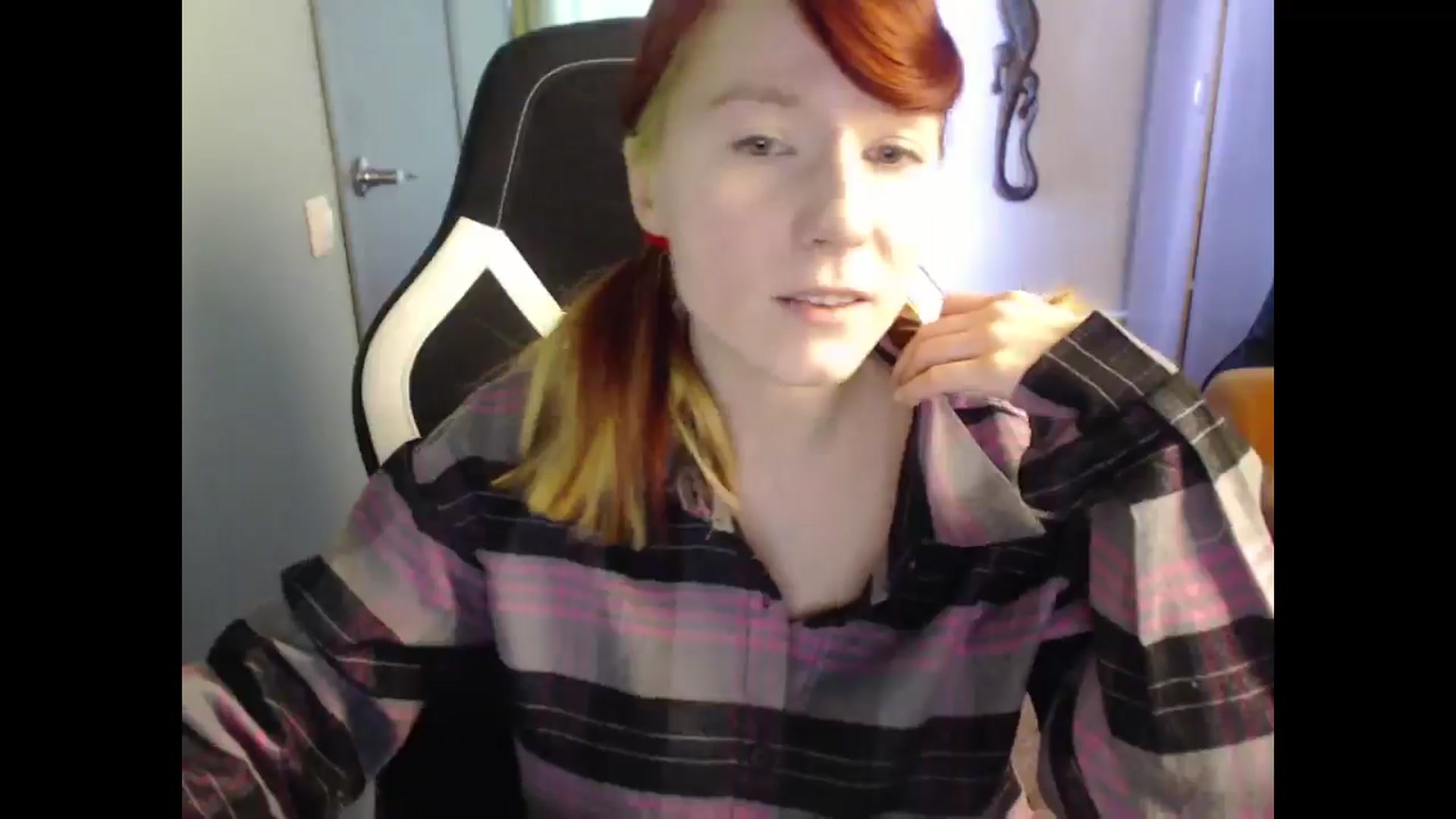 Gallery image thumbnail from NikiFoks18's myfreecams stream on, 02/21/2025, 08:33 image 11 of 20