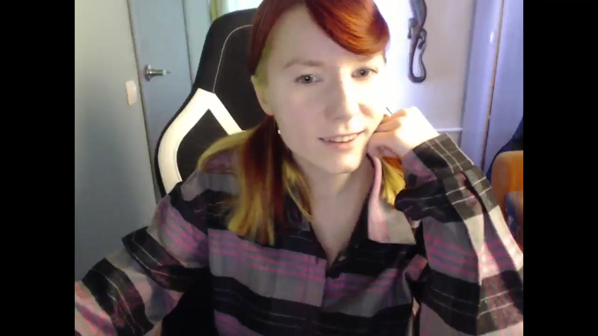 Gallery image thumbnail from NikiFoks18's myfreecams stream on, 02/21/2025, 08:33 image 16 of 20