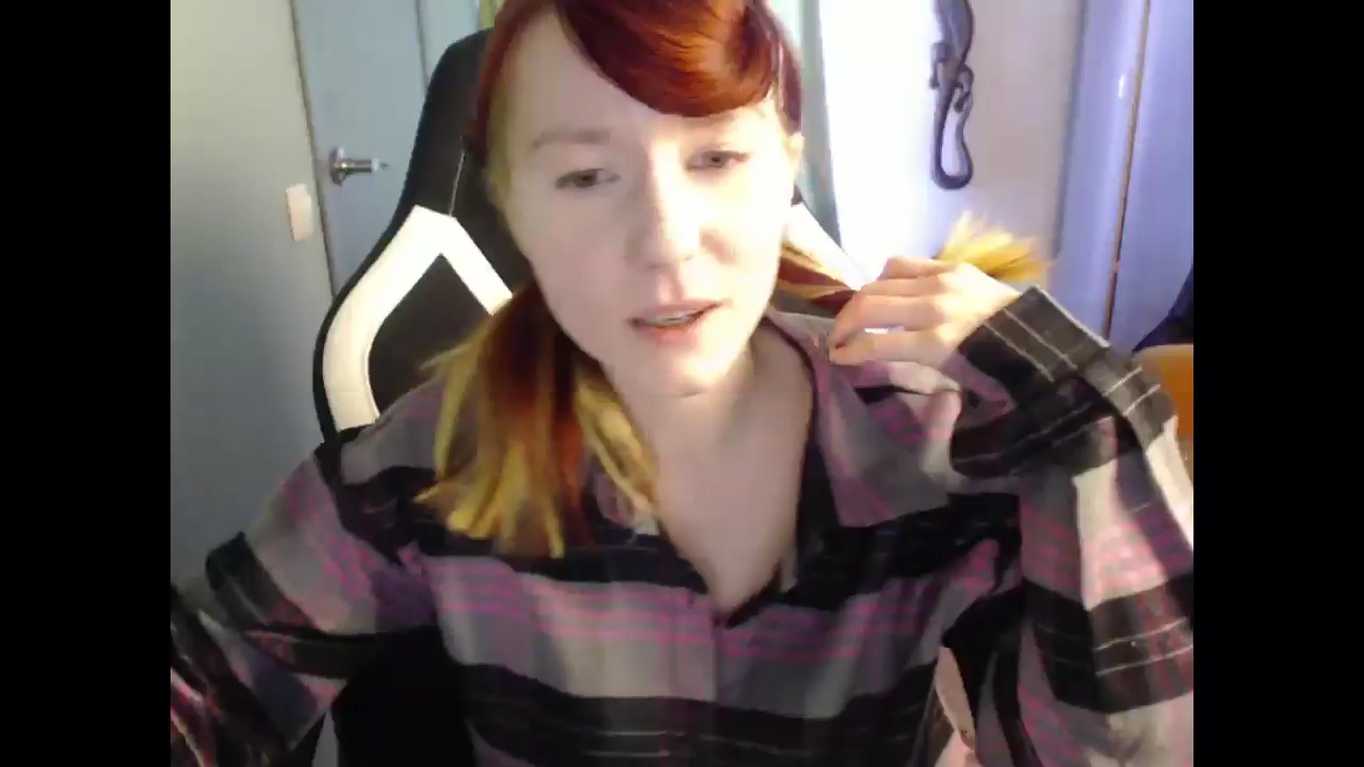 Gallery image thumbnail from NikiFoks18's myfreecams stream on, 02/21/2025, 08:33 image 12 of 20