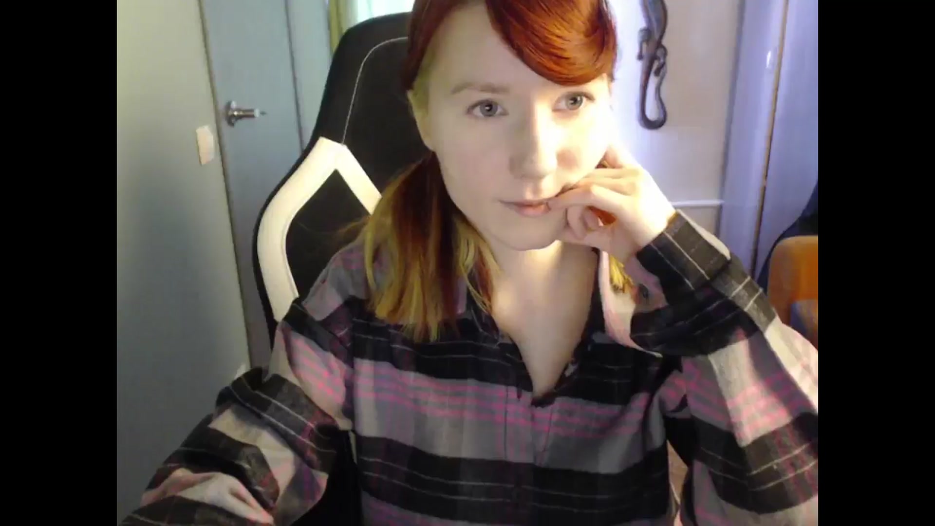 Gallery image thumbnail from NikiFoks18's myfreecams stream on, 02/21/2025, 08:33 image 17 of 20