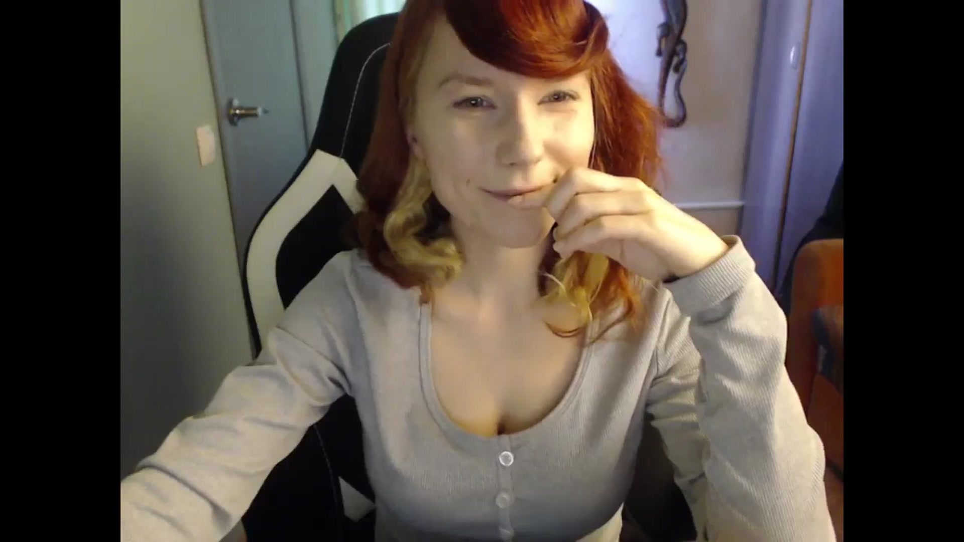 Gallery image thumbnail from NikiFoks18's myfreecams stream on, 03/10/2025, 08:26 image 13 of 20