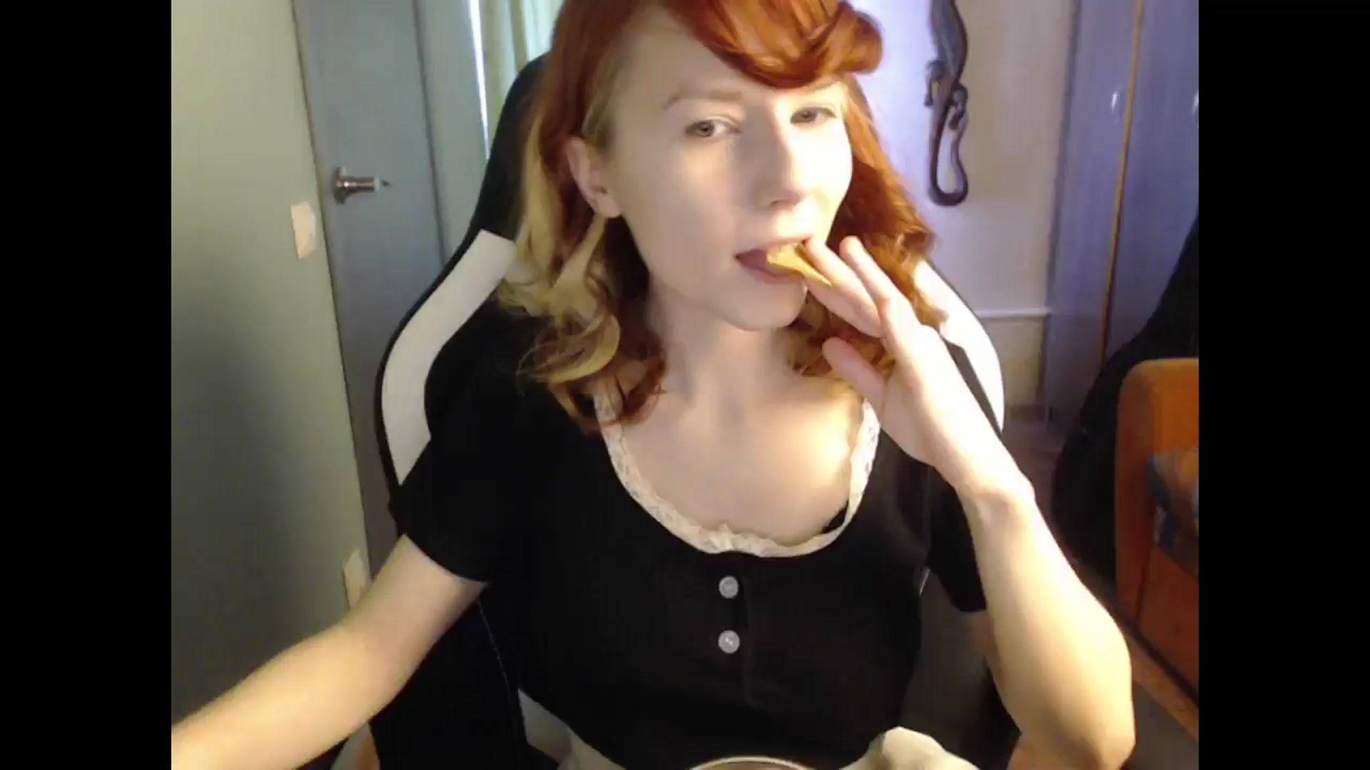 Gallery image thumbnail from NikiFoks18's myfreecams stream on, 03/28/2025, 09:19 image 11 of 20