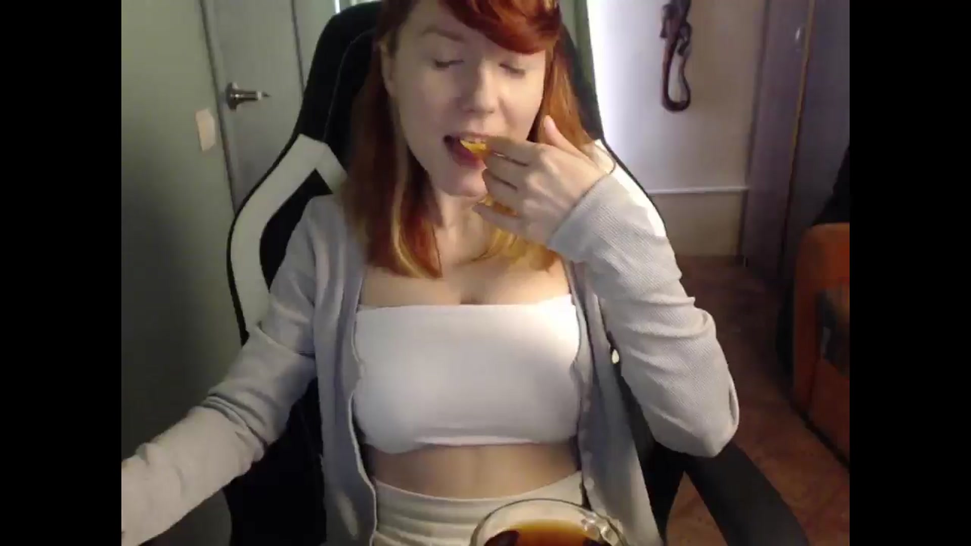 Gallery image thumbnail from NikiFoks18's myfreecams stream on, 04/08/2025, 02:51 image 15 of 20