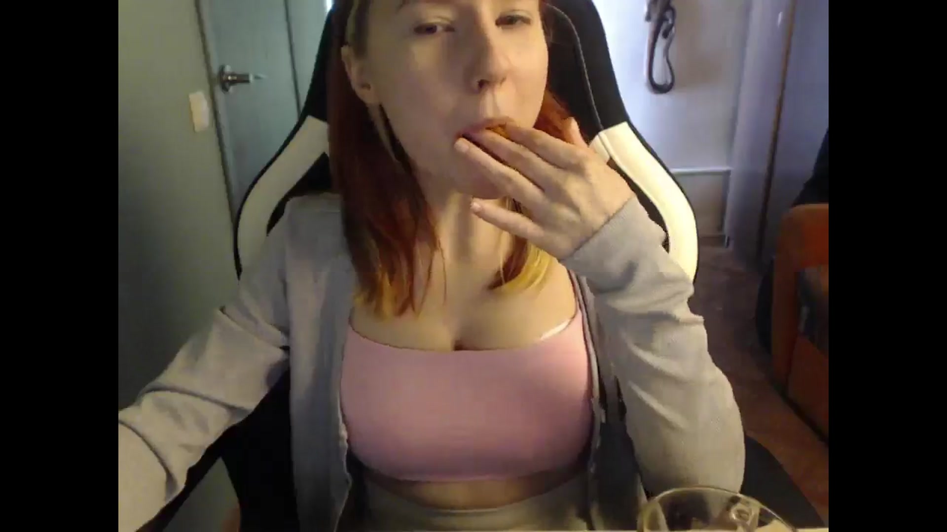 Gallery image thumbnail from NikiFoks18's myfreecams stream on, 04/08/2025, 06:40 image 13 of 20
