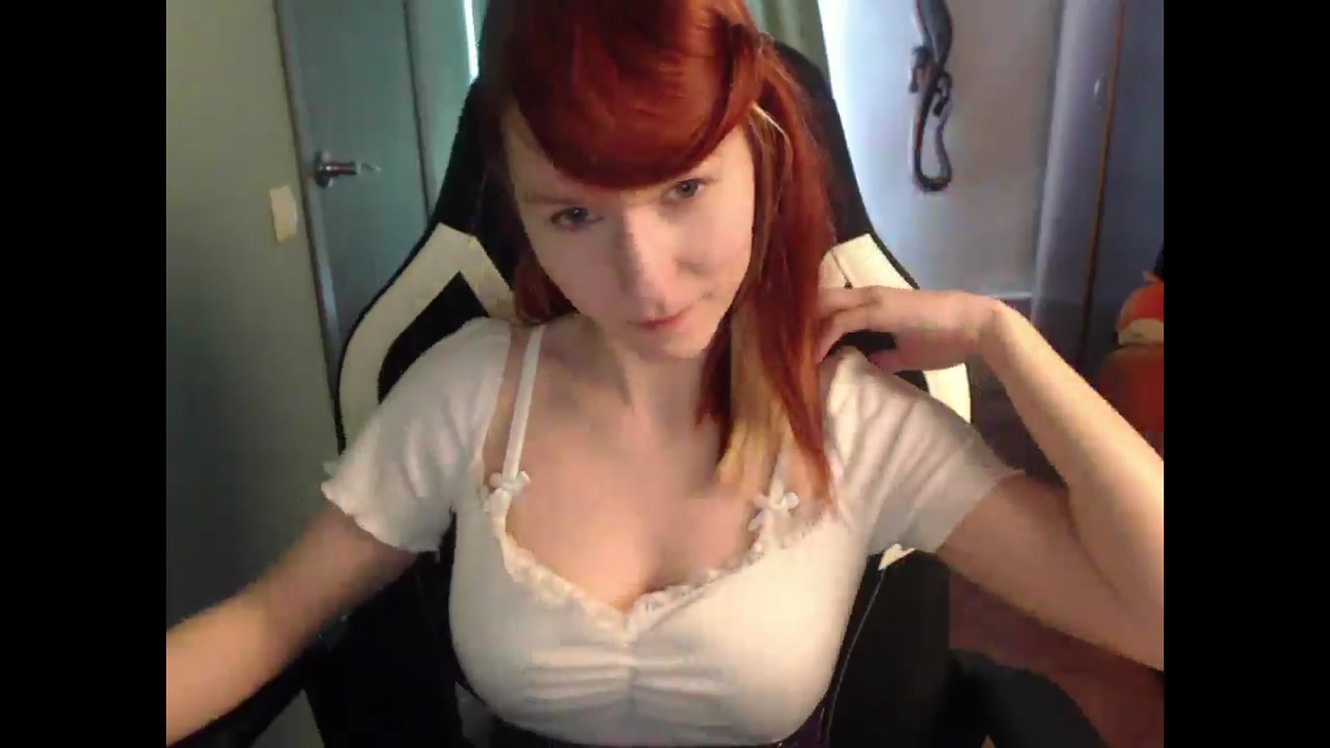 Gallery image thumbnail from NikiFoks18's myfreecams stream on, 04/10/2025, 06:53 image 15 of 20