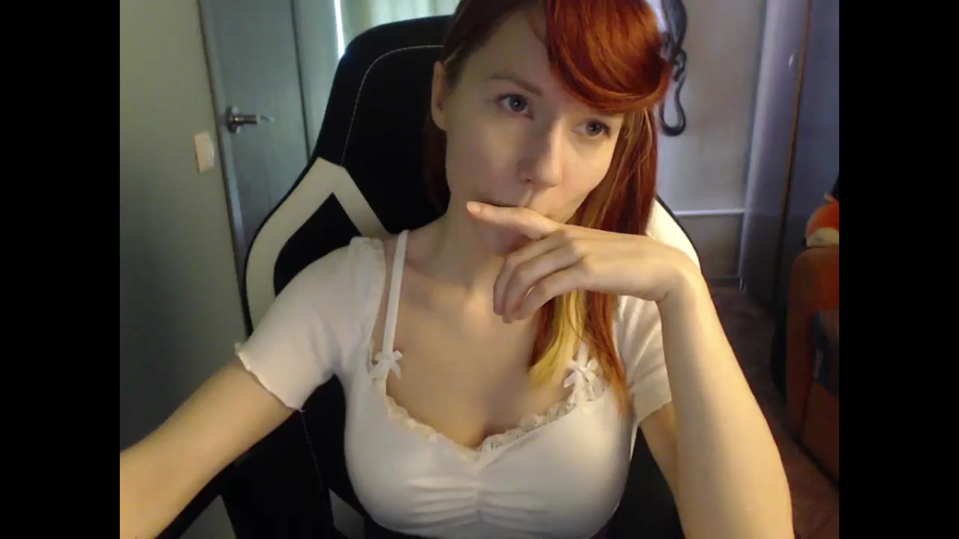 Gallery image thumbnail from NikiFoks18's myfreecams stream on, 04/10/2025, 06:53 image 13 of 20