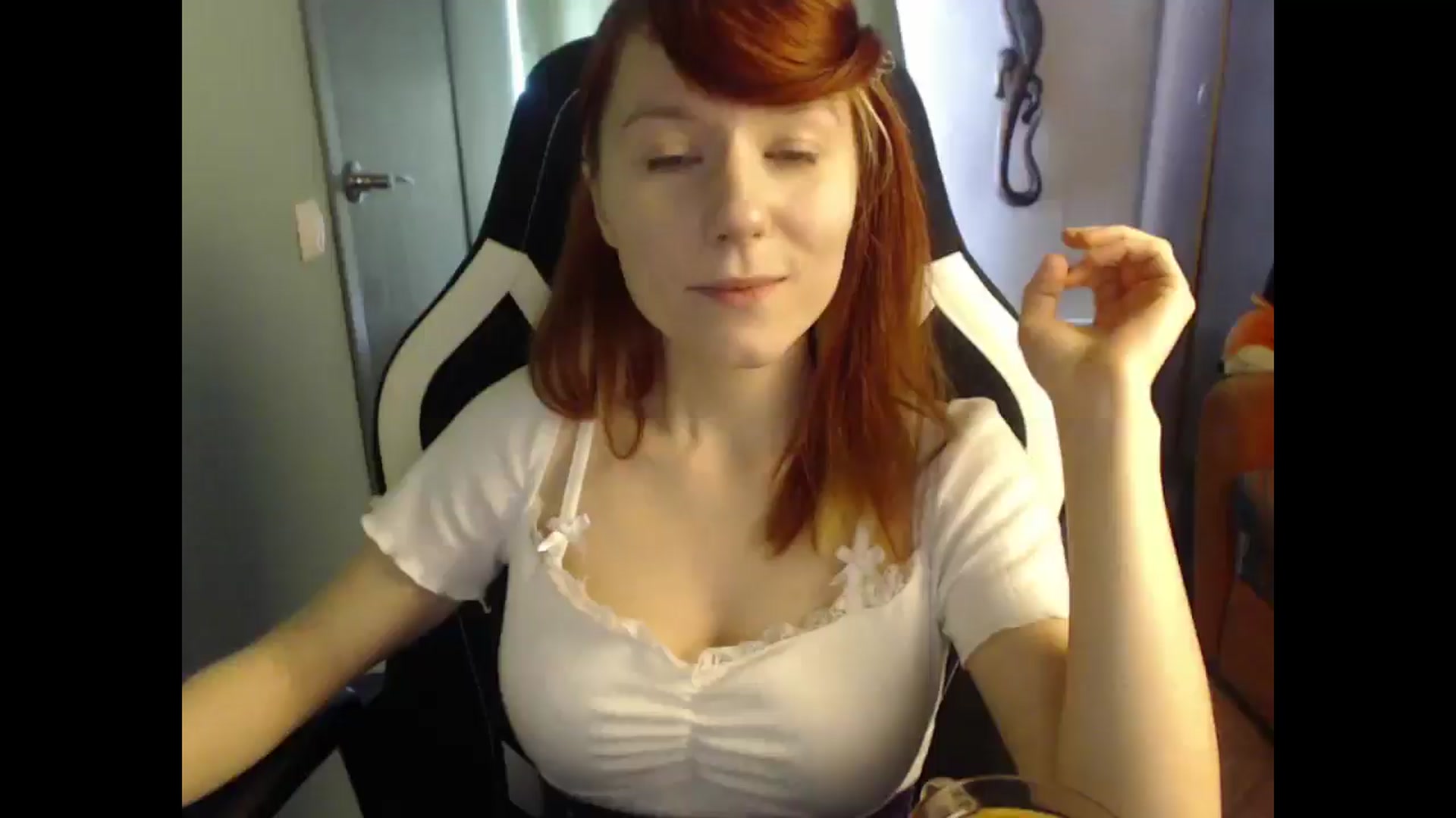 Gallery image thumbnail from NikiFoks18's myfreecams stream on, 04/10/2025, 06:53 image 8 of 20
