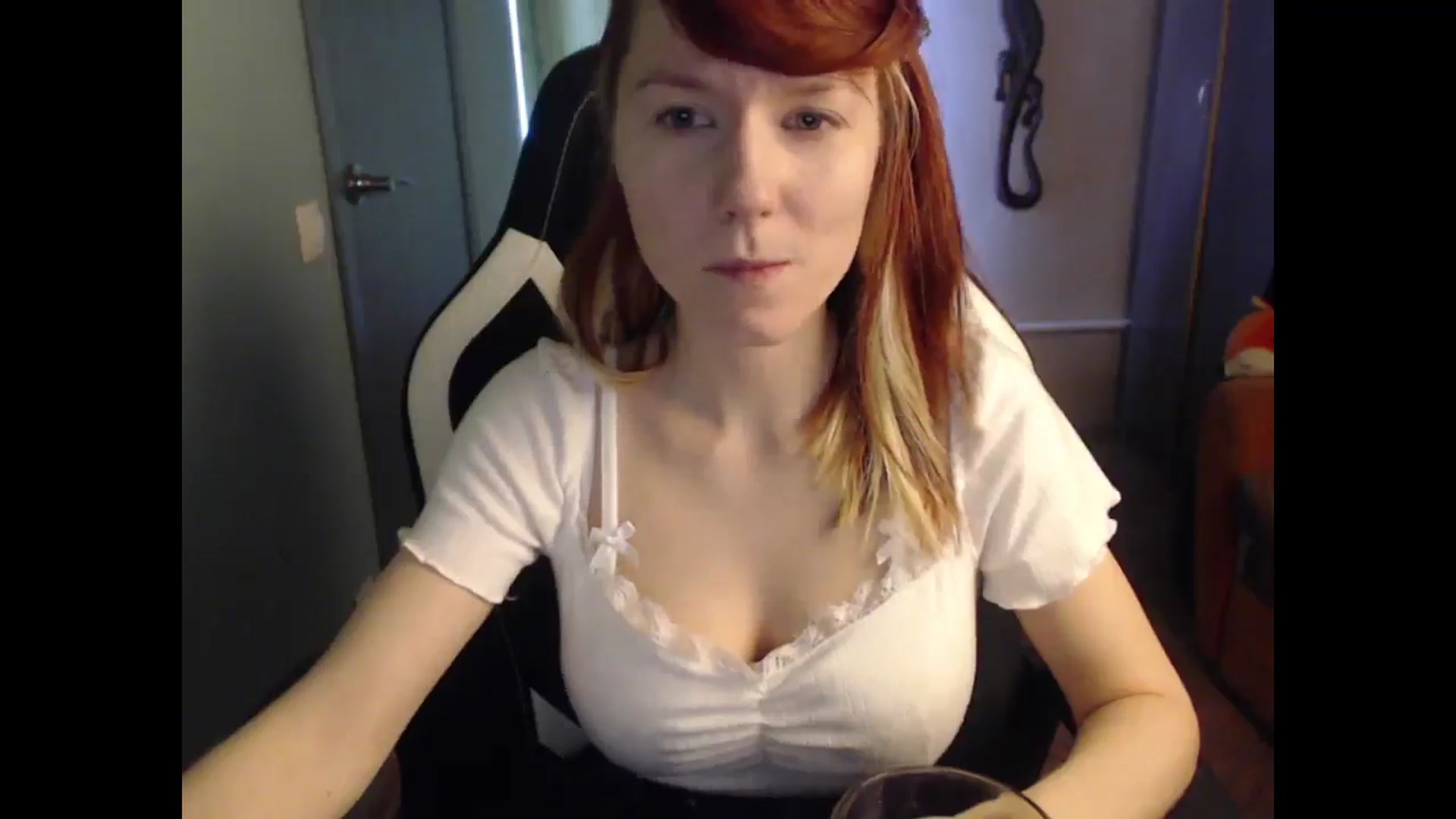 Gallery image thumbnail from NikiFoks18's myfreecams stream on, 04/10/2025, 09:41 image 9 of 20