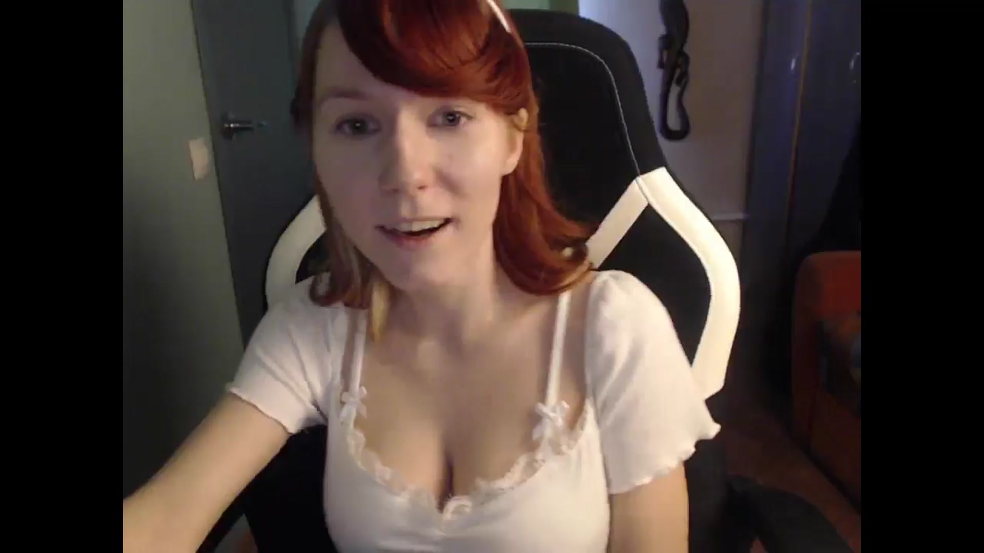 Gallery image thumbnail from NikiFoks18's myfreecams stream on, 04/29/2025, 08:53 image 11 of 20