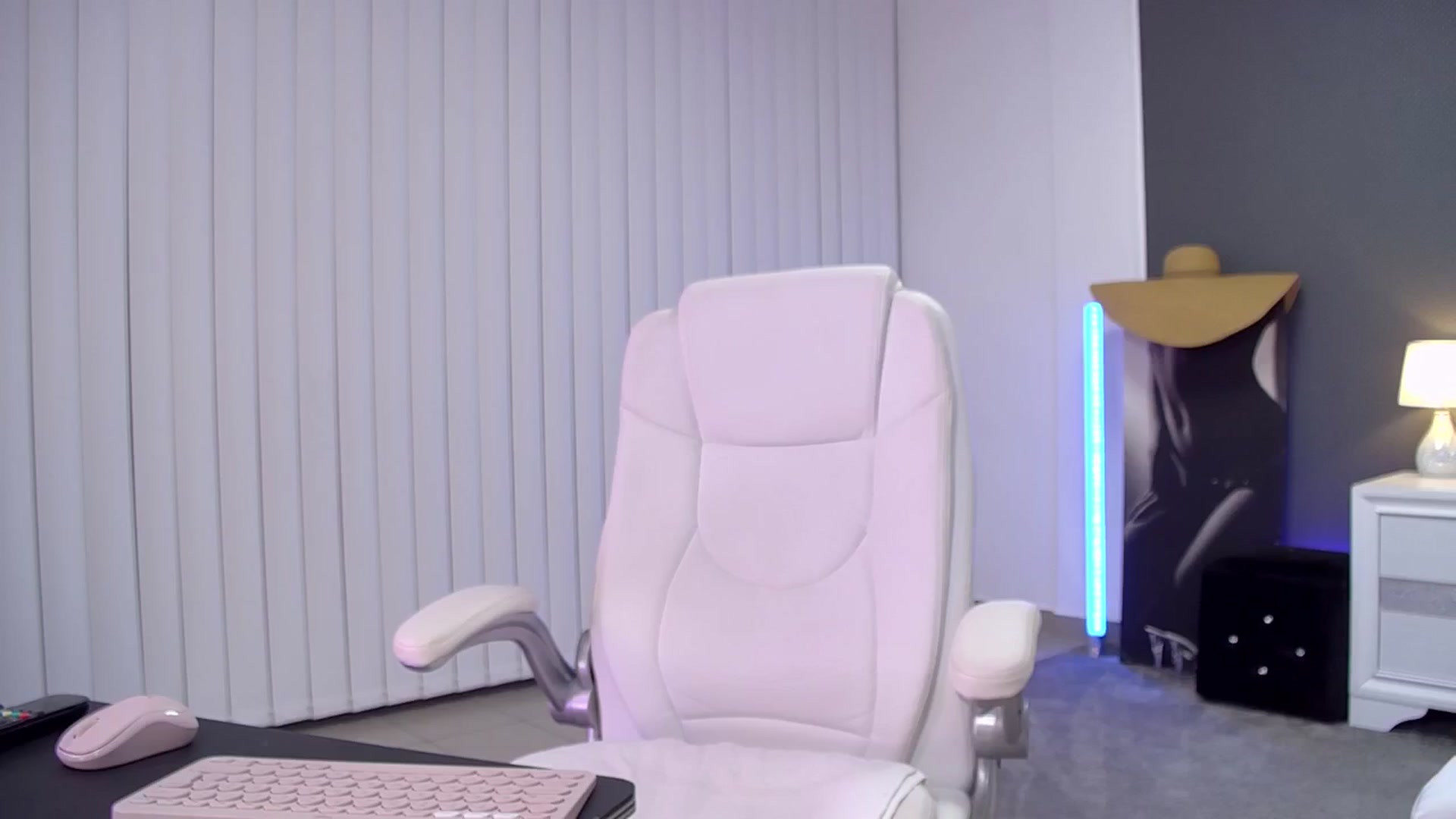 Gallery image thumbnail from Nikki_Crystal's myfreecams stream on, 06/27/2025, 20:24 image 19 of 20