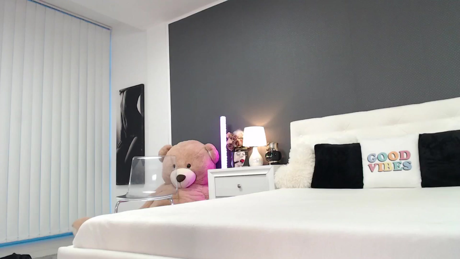 Gallery image thumbnail from Nikki_Crystal's myfreecams stream on, 07/17/2025, 19:05 image 1 of 20
