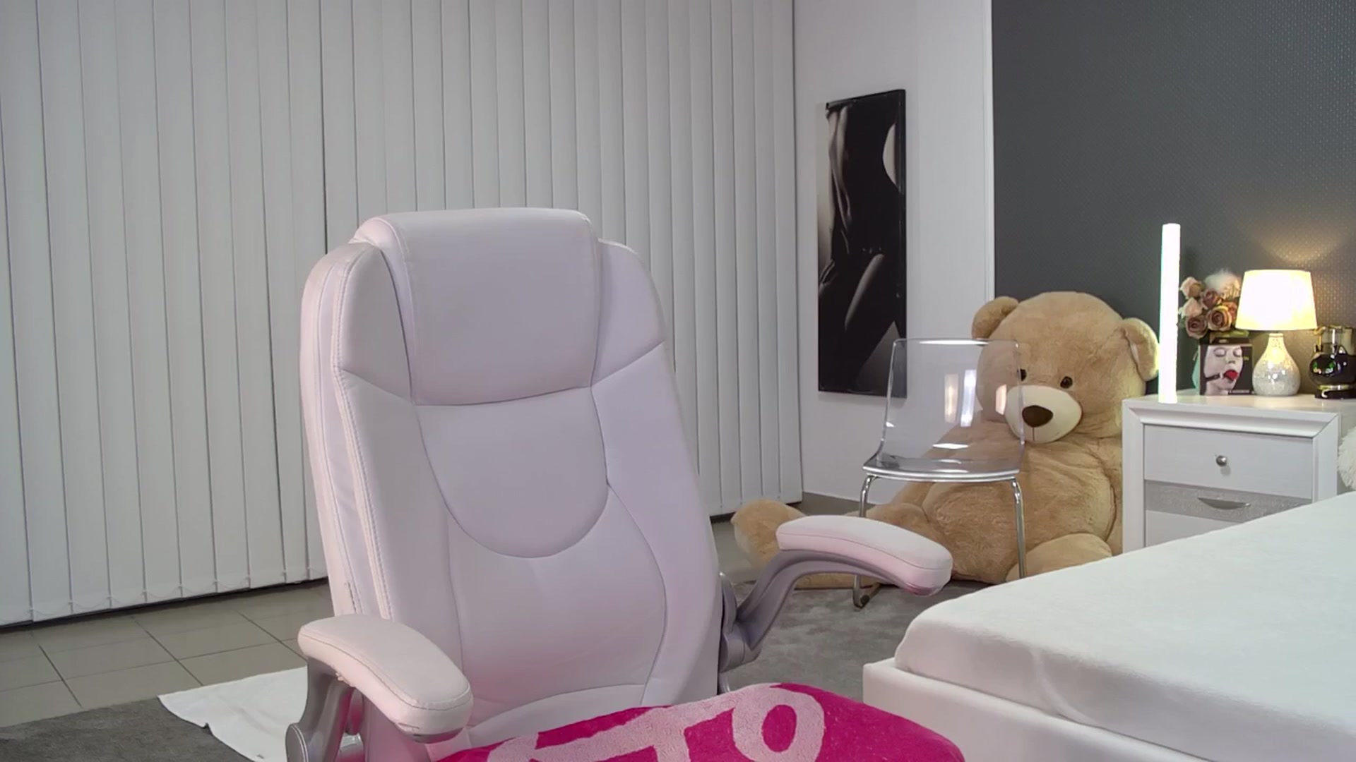 Gallery image thumbnail from Nikki_Crystal's myfreecams stream on, 07/18/2025, 23:02 image 1 of 20